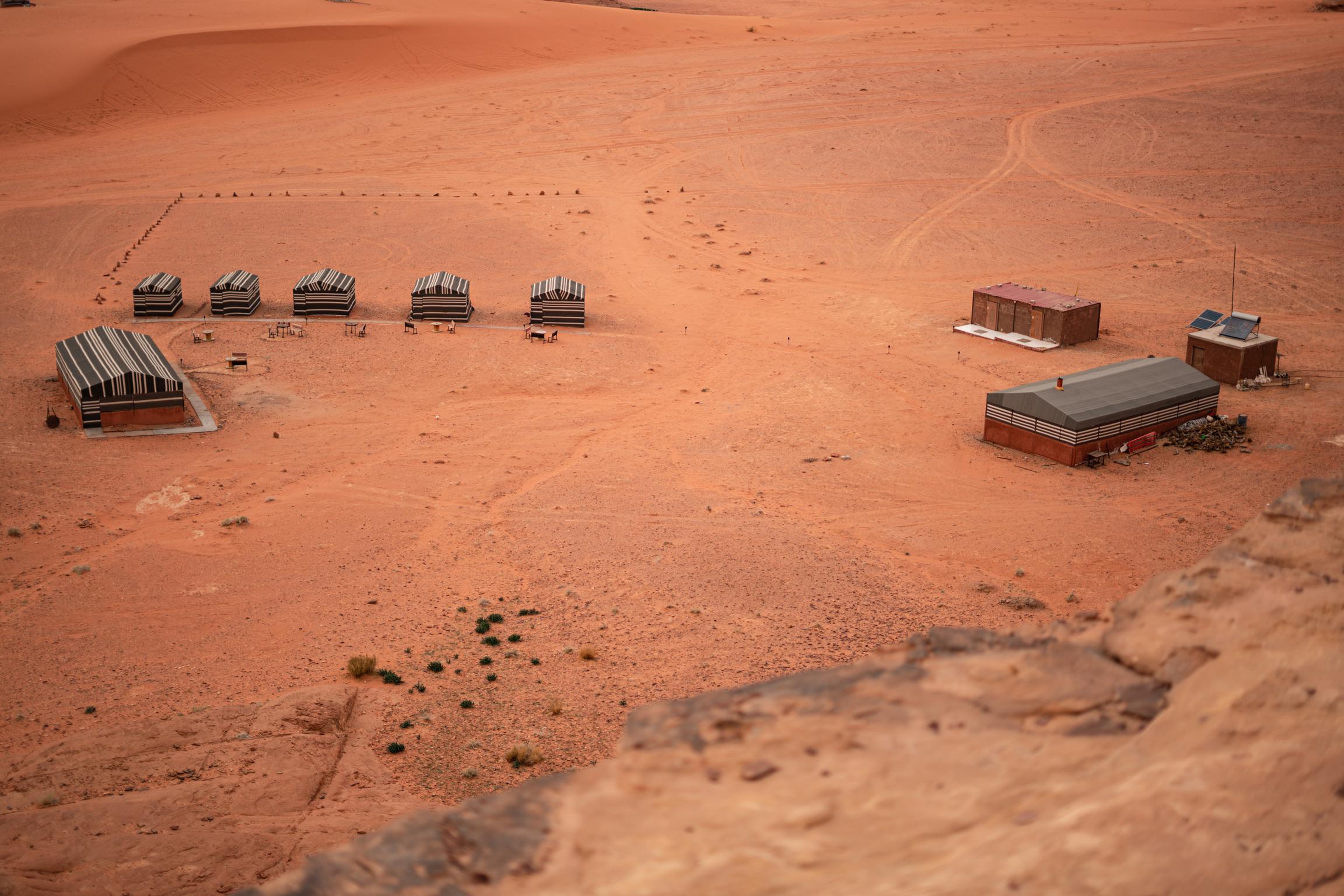 Wadi Rum: White Desert Overnight Safari with Meals