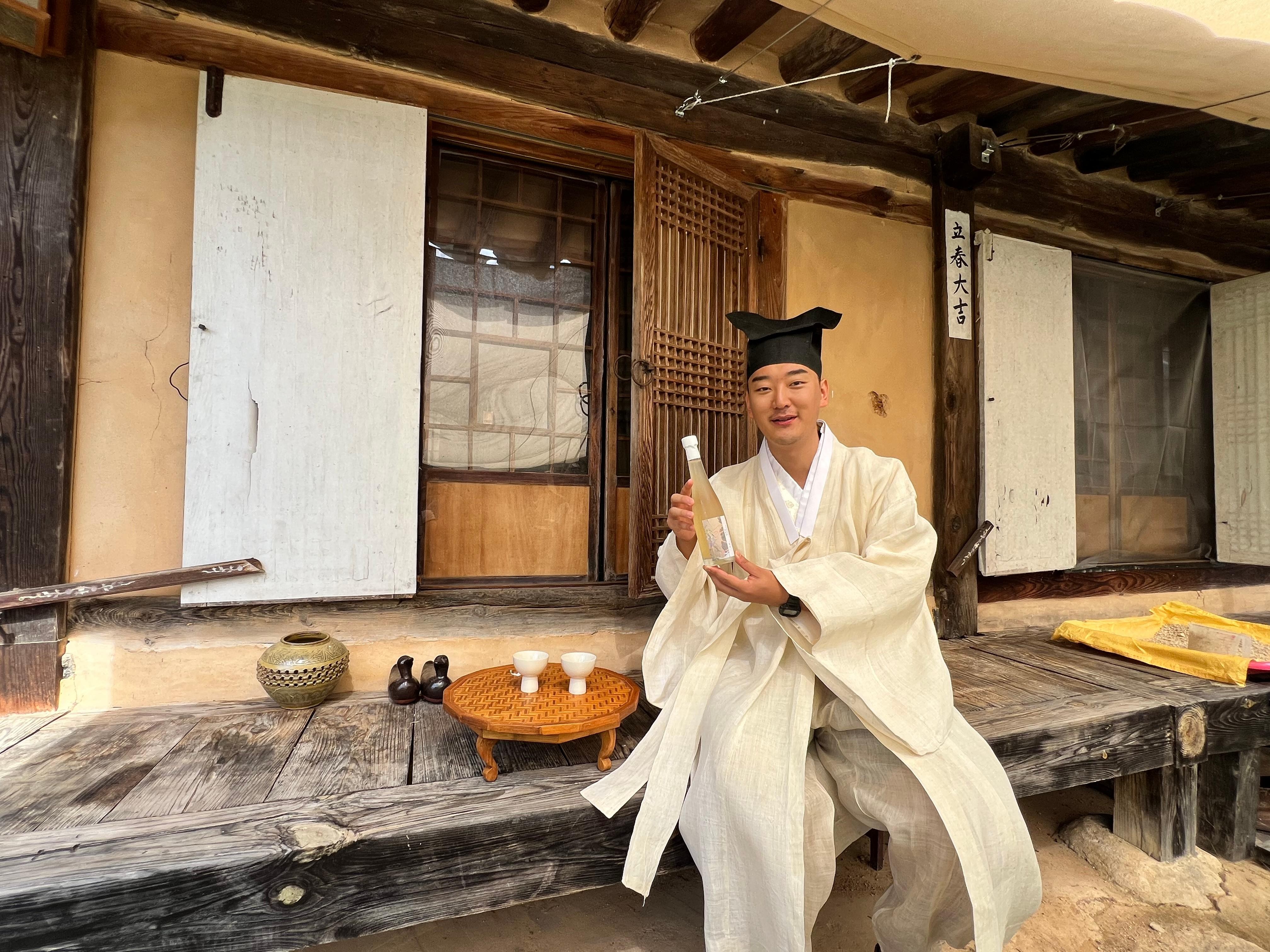 Seoul: Royal Palaces, Iconic Plazas & Local Café Experience 3