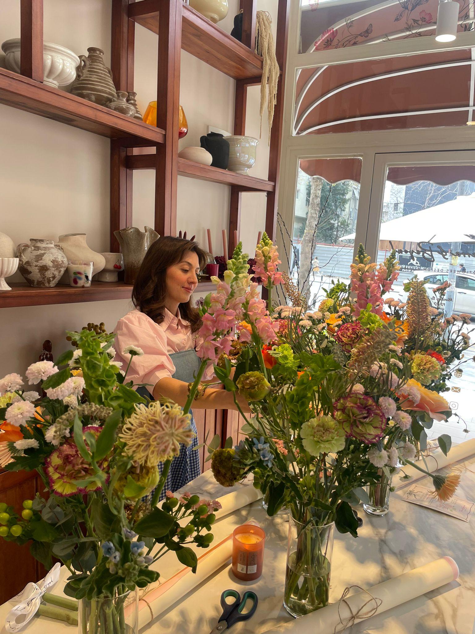 Istanbul: Floral Arrangement Workshop with Tea and Cookies