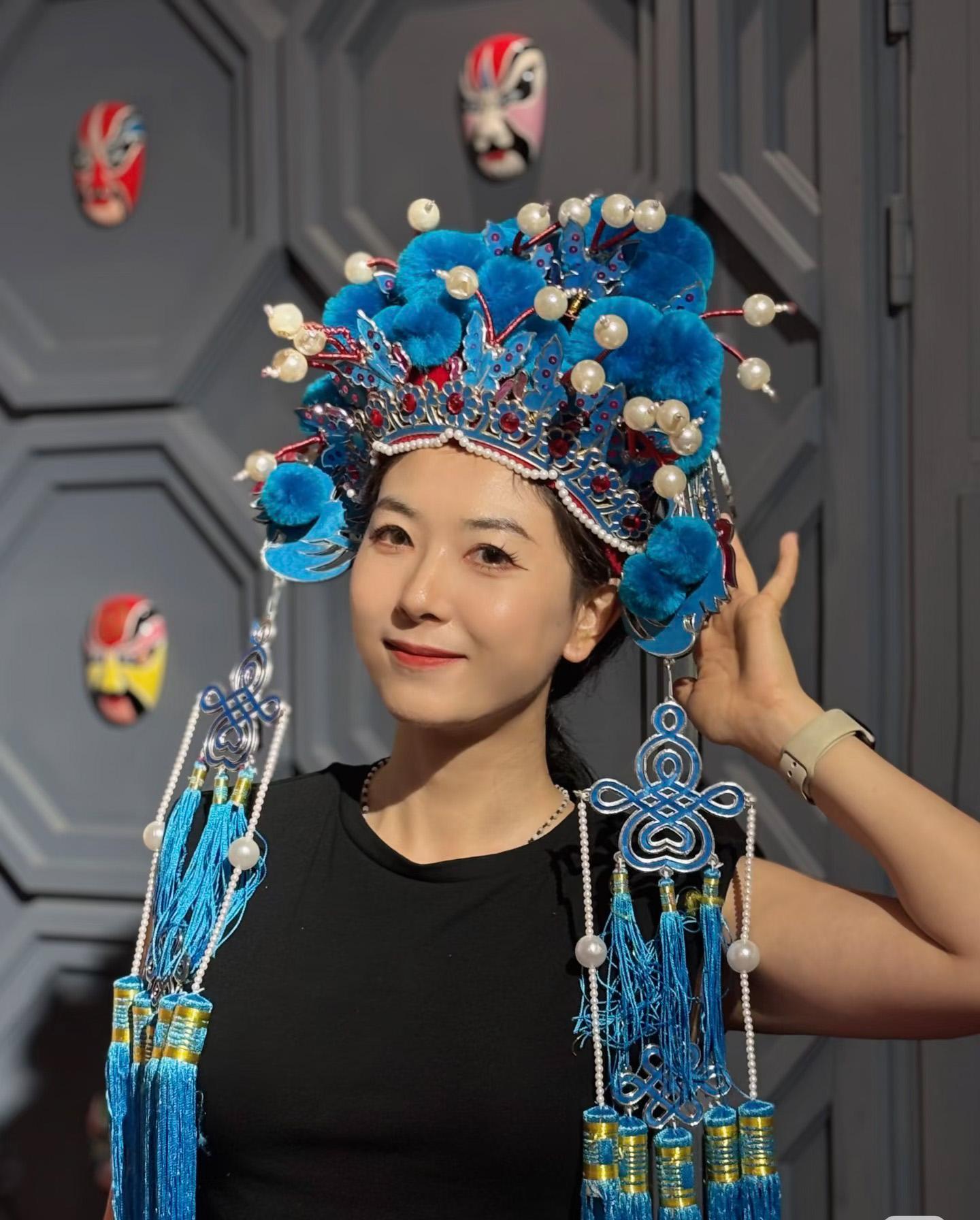 Peking Opera Backstage : Makeup, Costume & Performance