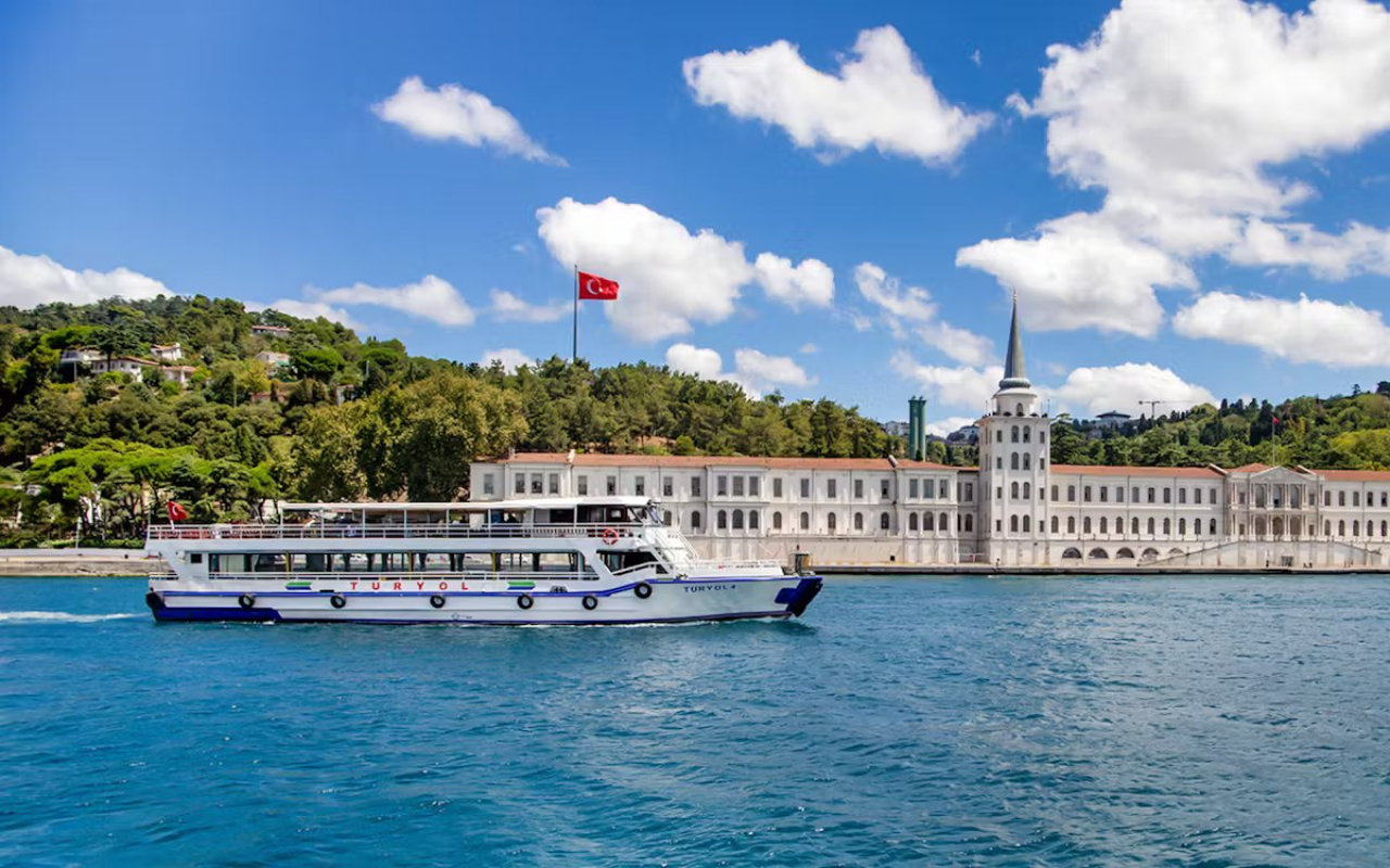 Istanbul: Bosphorus Sightseeing Cruise with Sunset Option 2