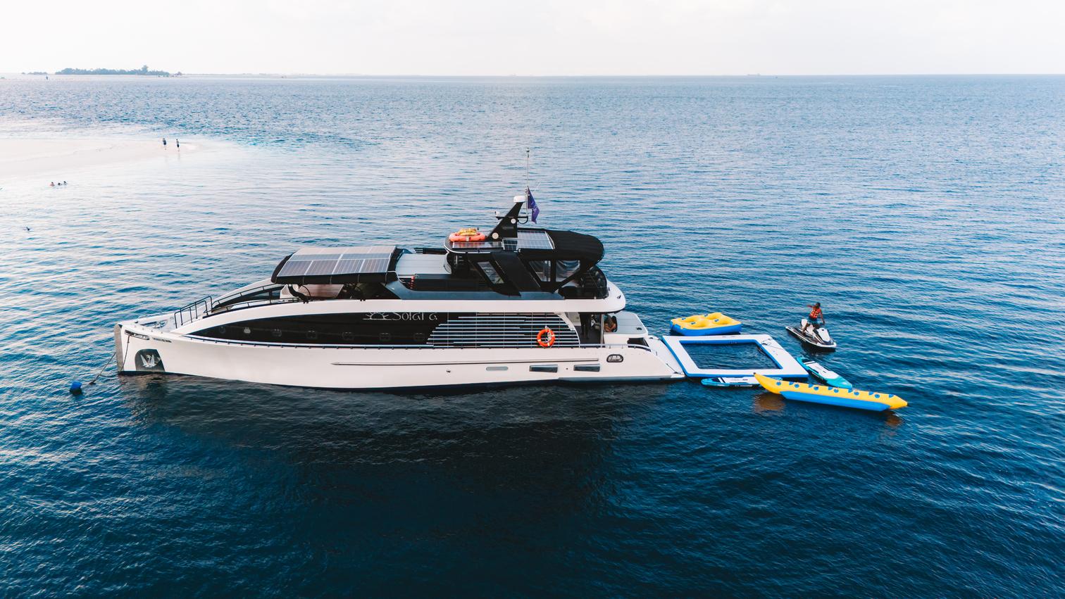 Malé: Luxury Morning Yacht Cruise with Snorkeling & Sea Pool