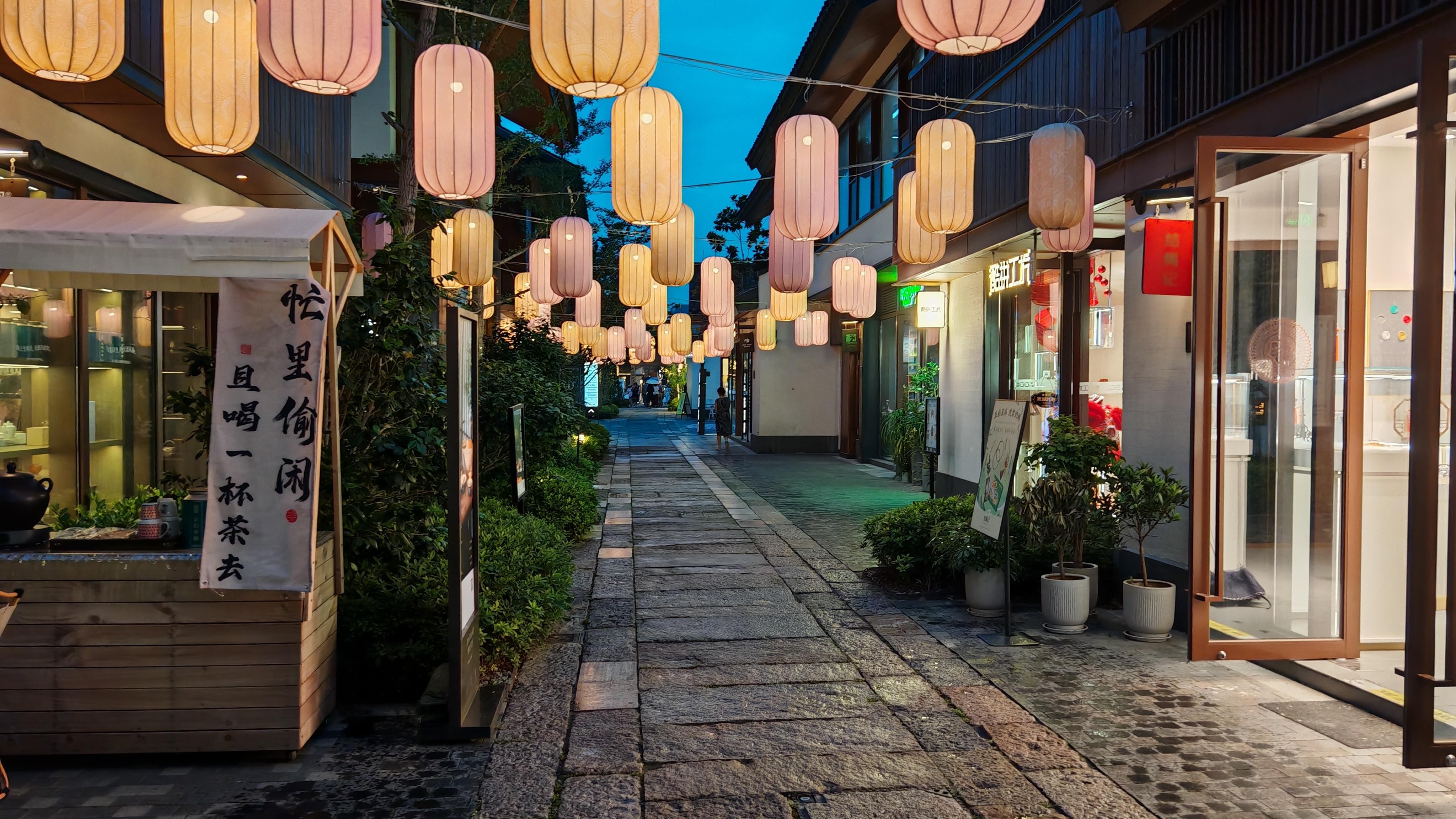 Glow Up Shanghai Night: Huangpu Cruise & Orient Venice Tour 2