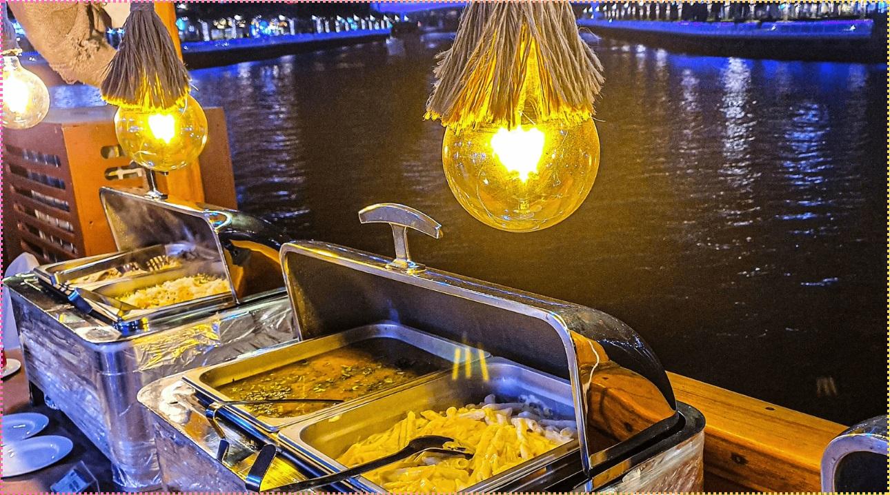 Dubai: Marina Dhow Dinner Cruise with Live Entertainment