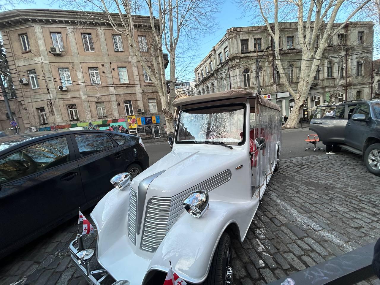 Tbilisi: Authentic Sightseeing Tour by Vintage Car 2