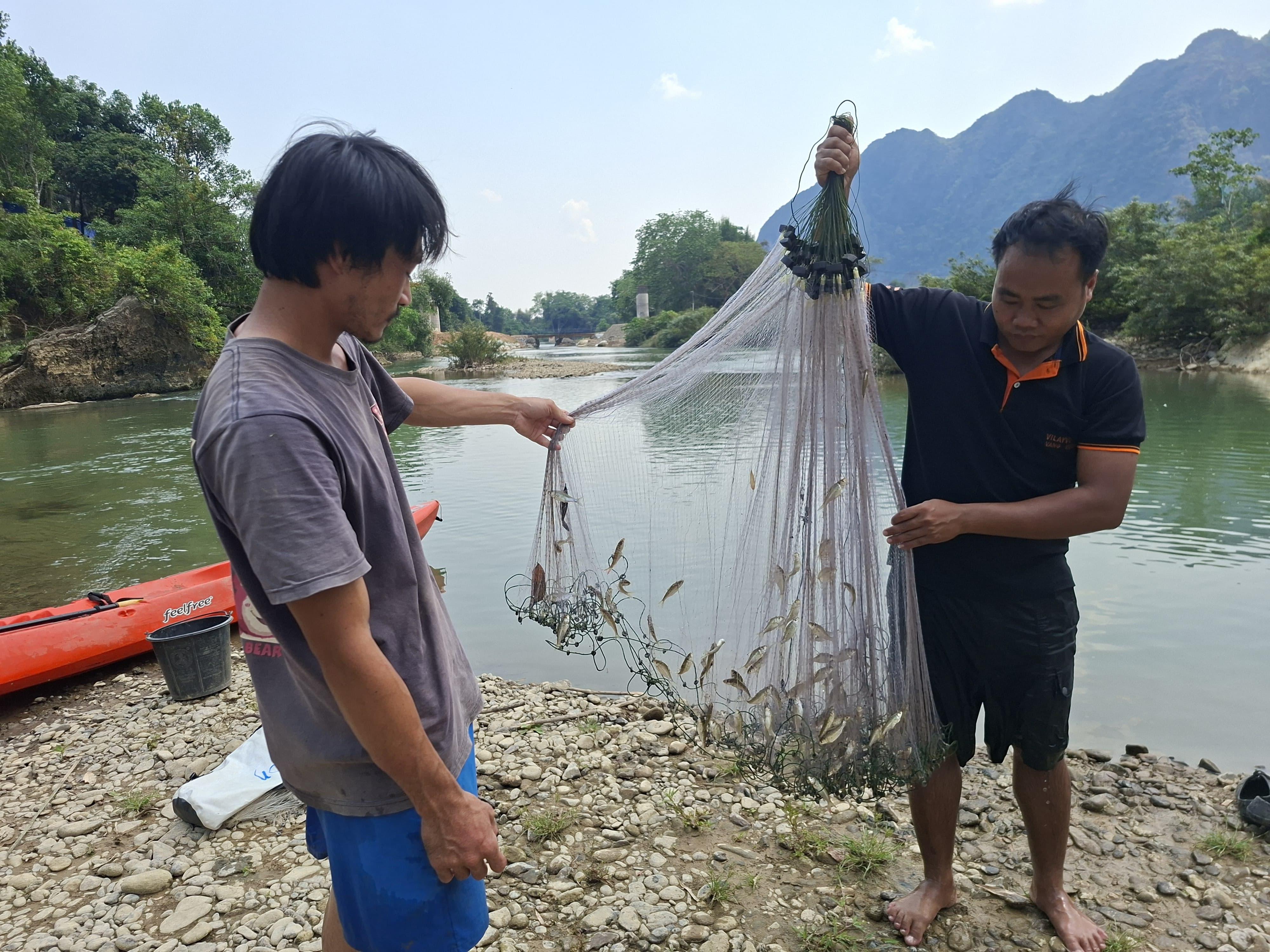Vang Vieng: Local Fishing, Picnic & Kayaking Adventure