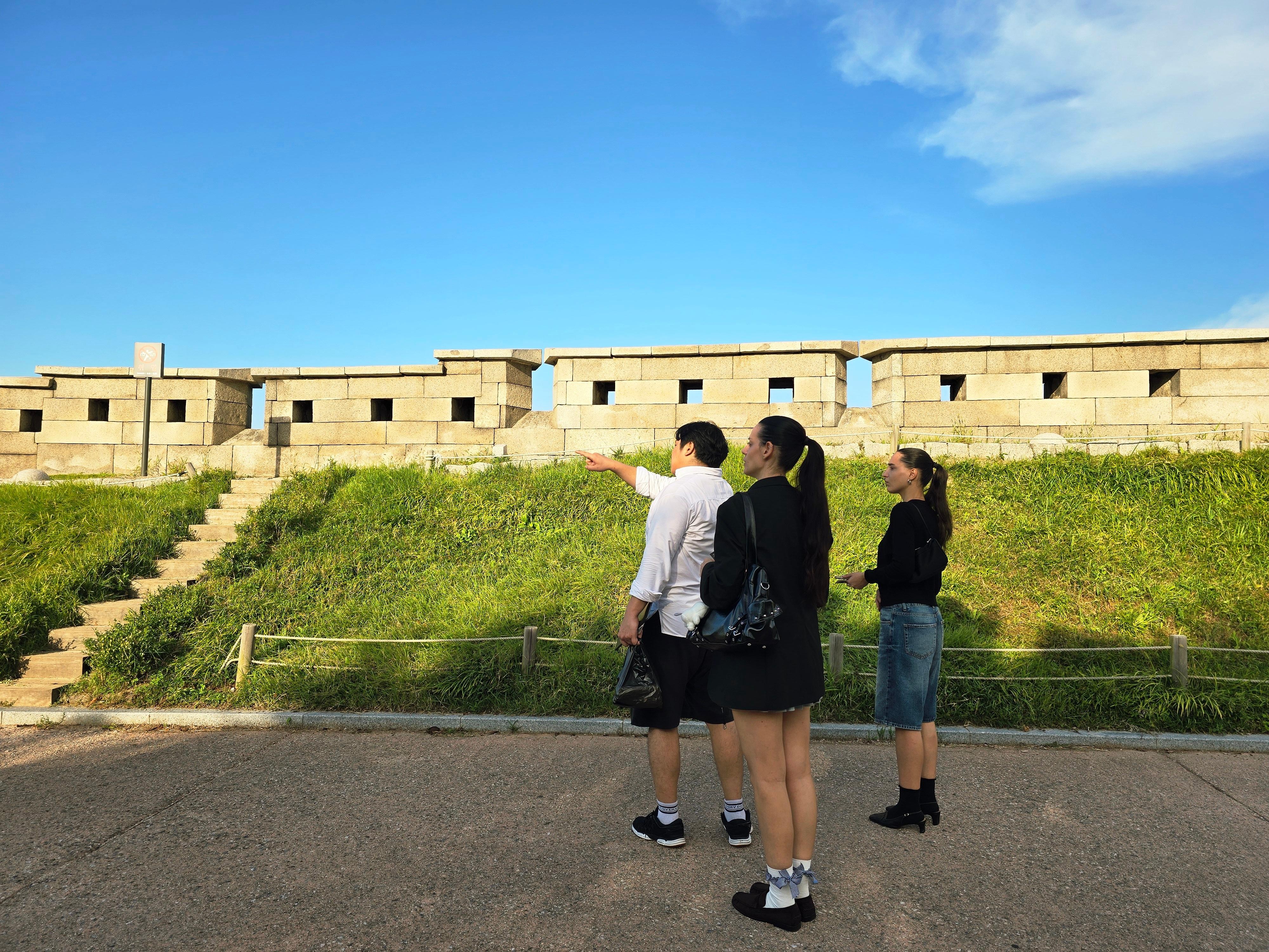 Seoul: Street Foodie Tour in Naksan Park, Cultural Street 2