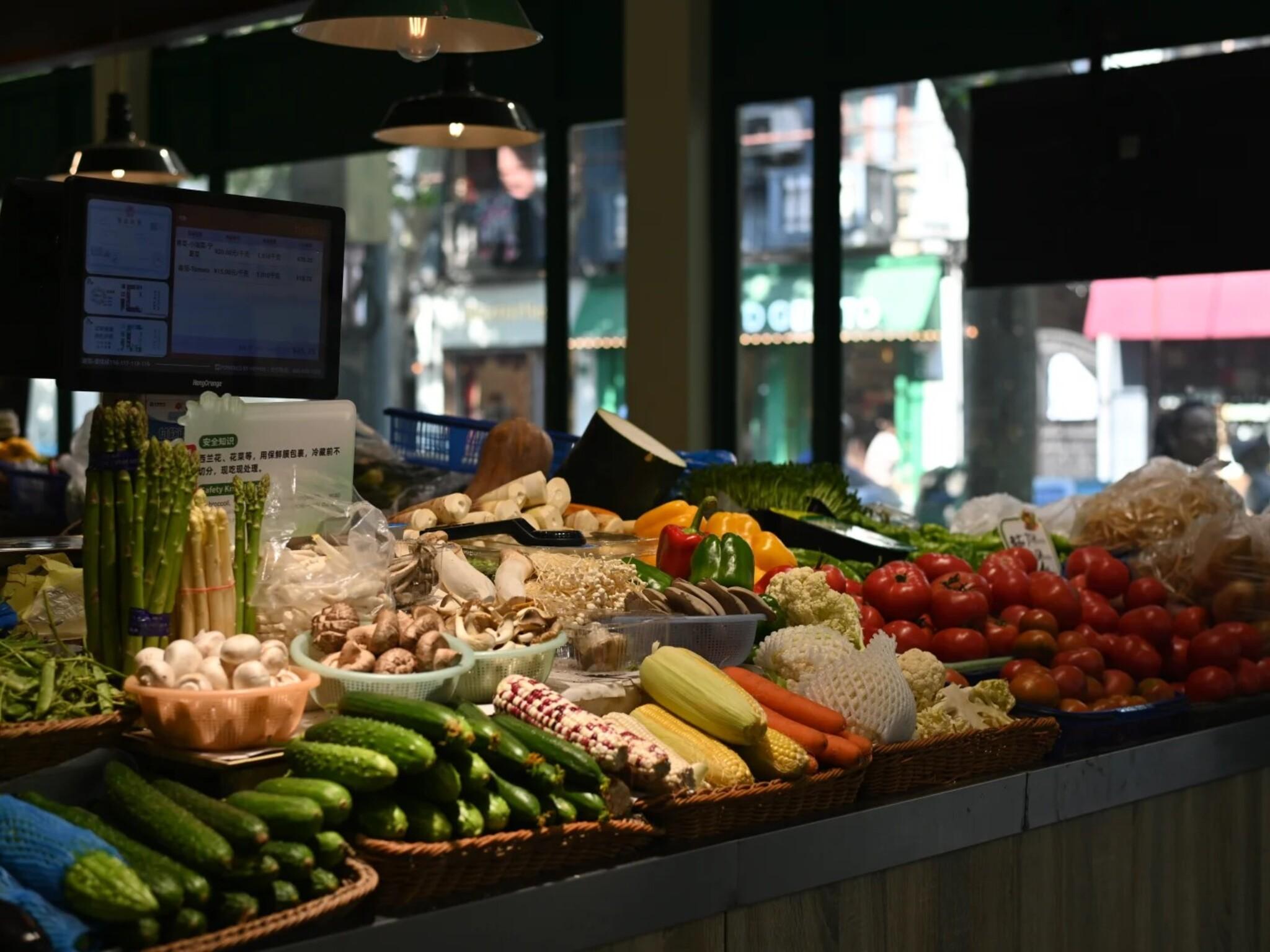 Shanghai: Local Breakfast, Market and Morning Park Tour 3