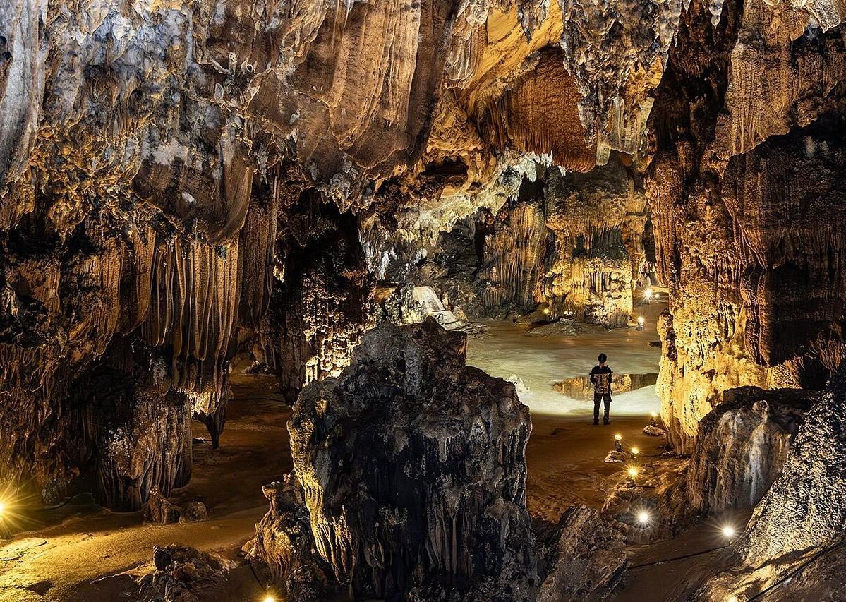 Vang Vieng: Full-Day Cave Tour with Tubing & Kayaking