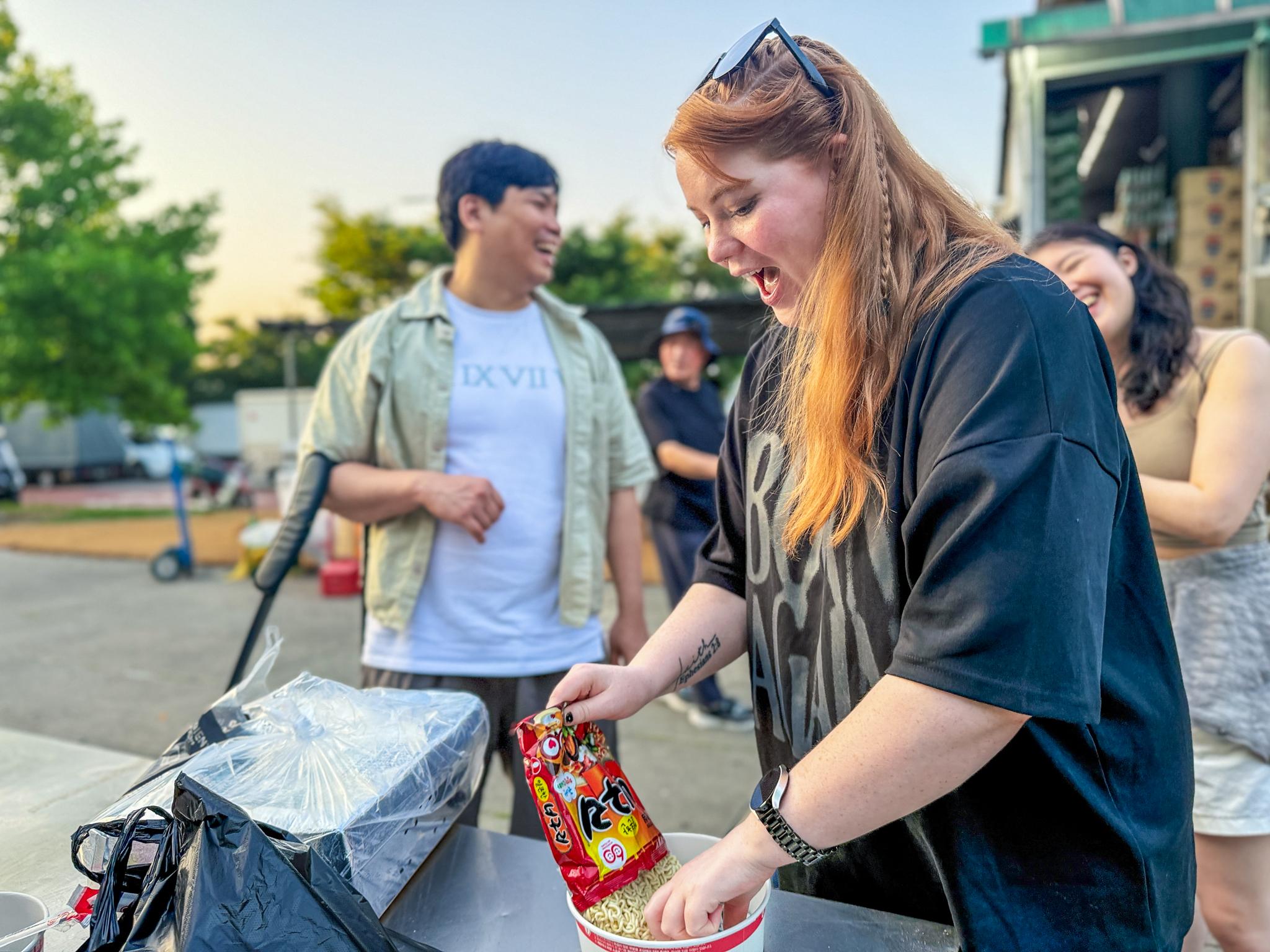Han's River Picnic in Center of Seoul 3