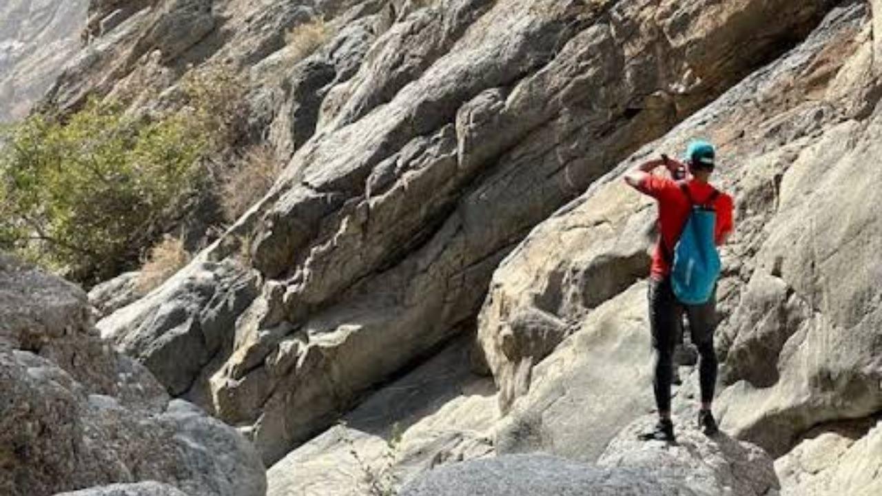 From Muscat: Wadi Qarawi Half-Day Trip with Hotel Pickup