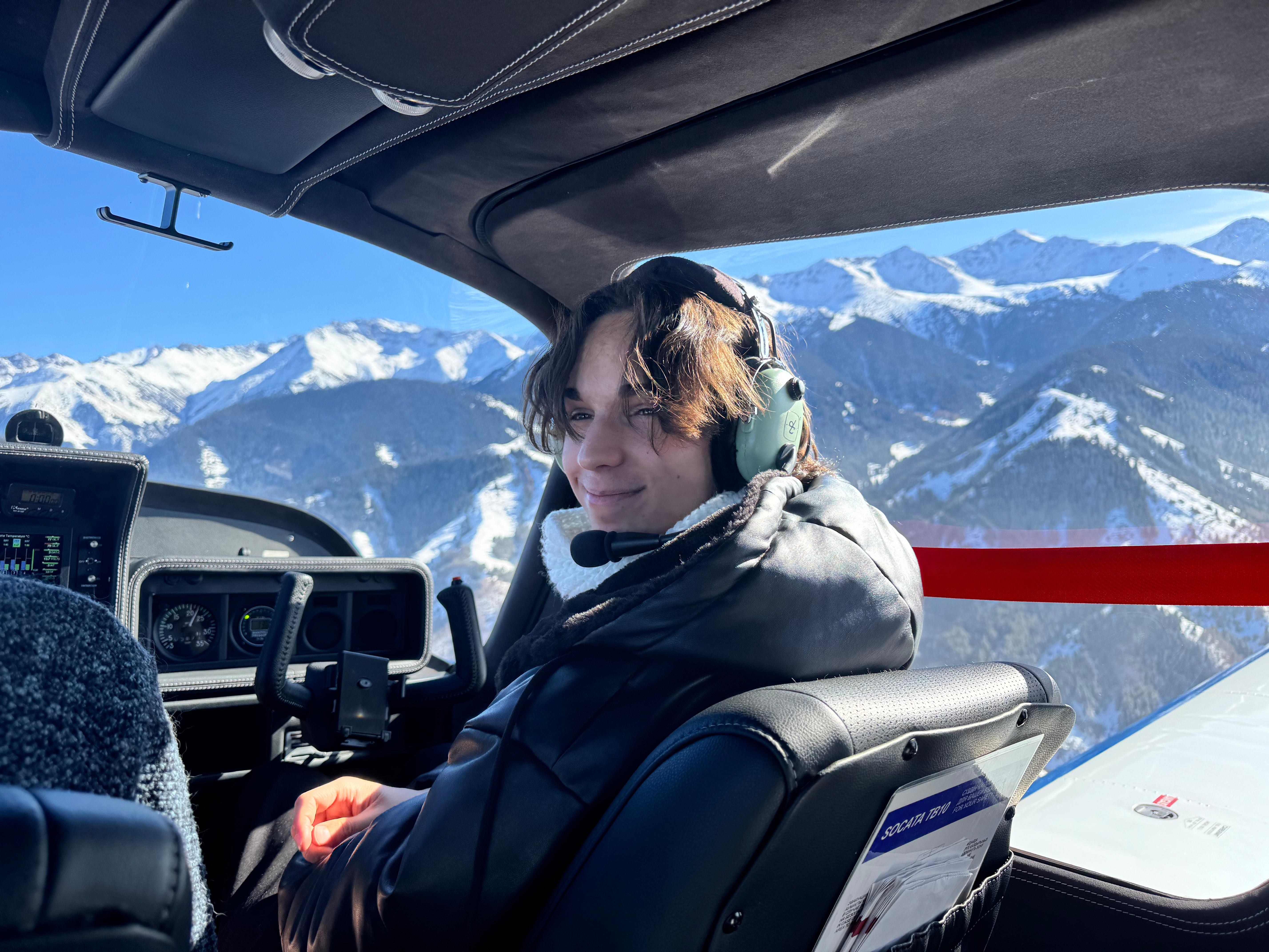 Grand Almaty Peaks: 90-Min VIP Flight