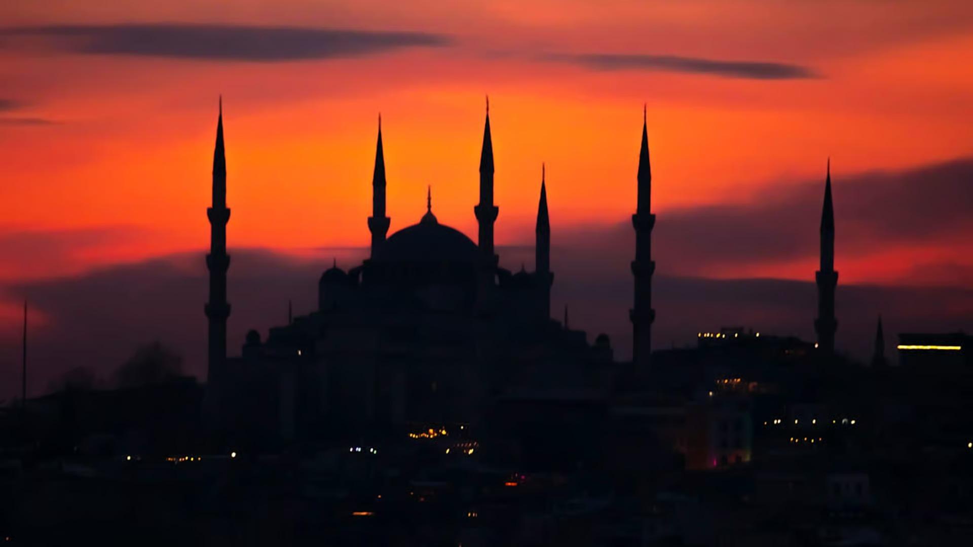 Istanbul: Guided Nighttime Walking Tour with Local Guide 2