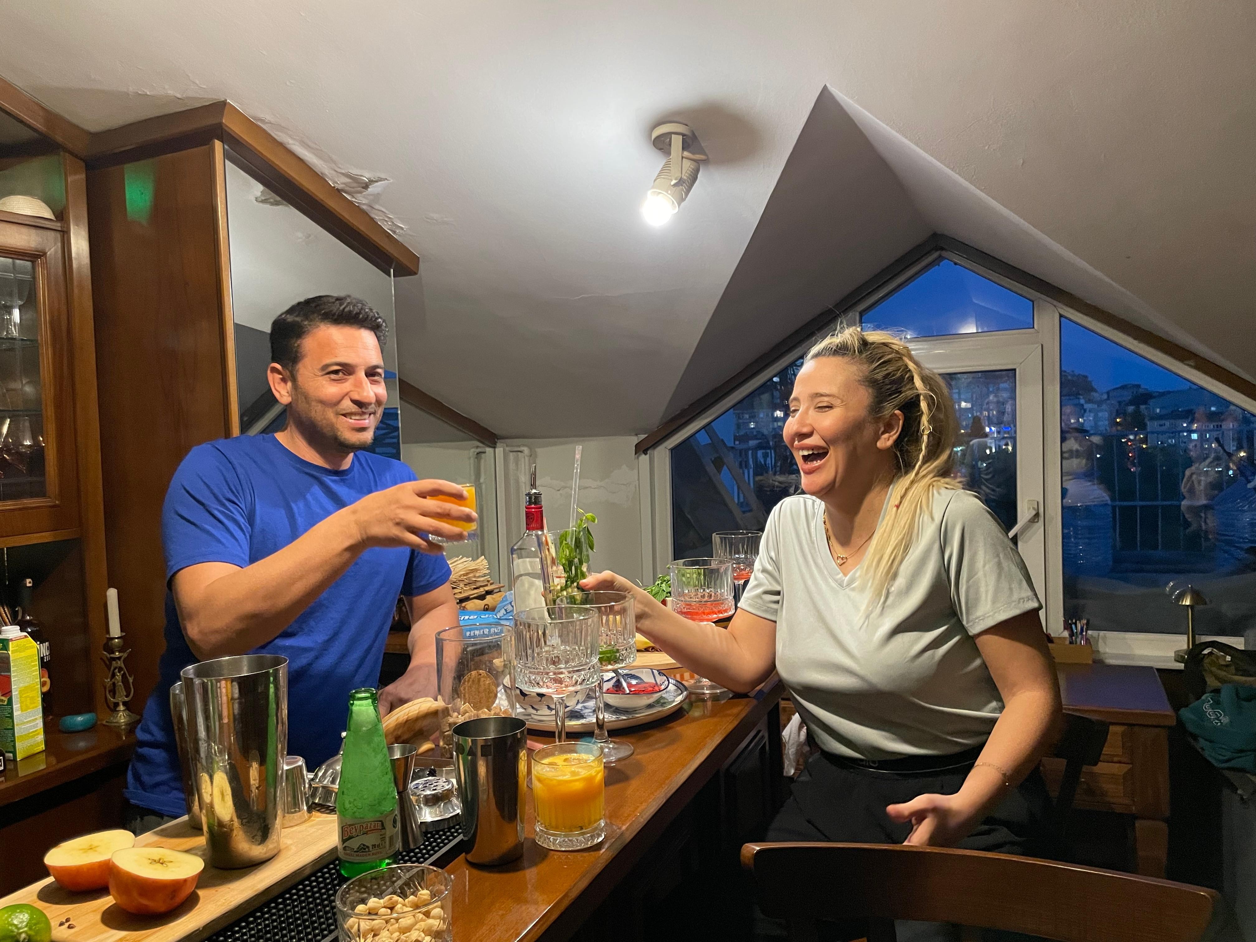 Istanbul: Turkish Cocktail Workshop with Locals at Home Bar