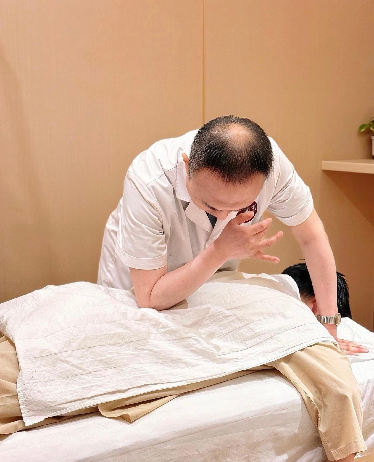 Shanghai: TCM Body Assessment & Tuina Experience 2