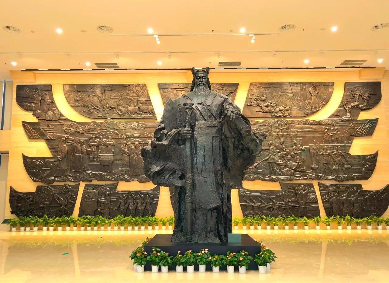 English Guide: Zhengzhou Shang Ruins, Temples & Food Tour