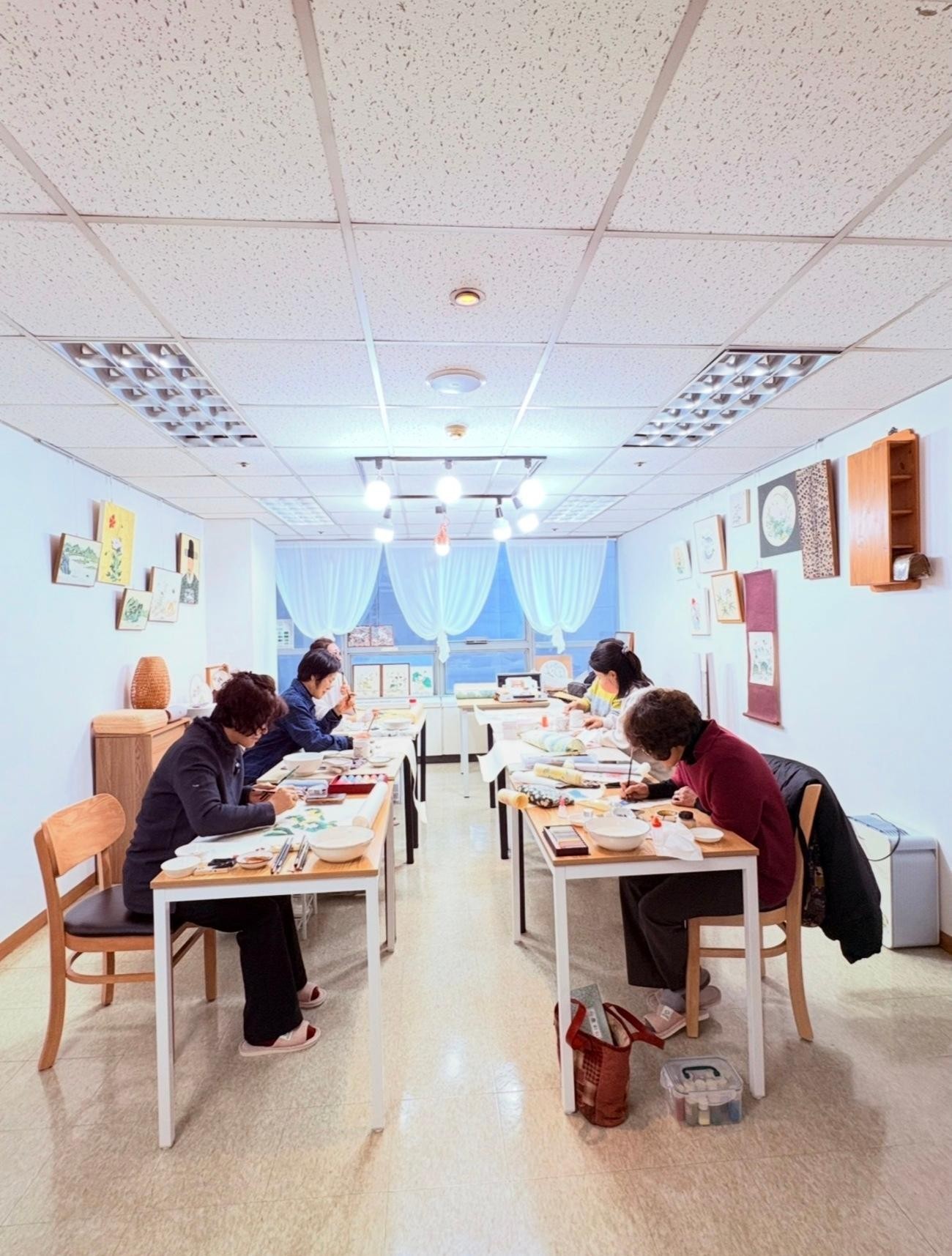 Seoul: Traditional Silk Fan Painting Workshop with Artist 2