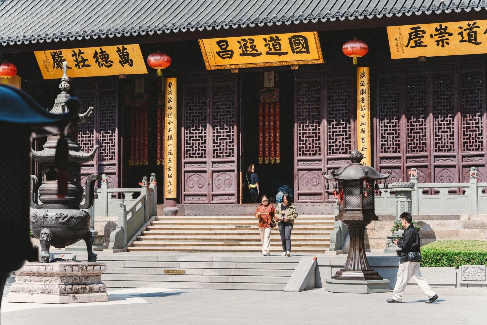 Shanghai: Jade Buddha Temple & Local Food Tour Tasting 2