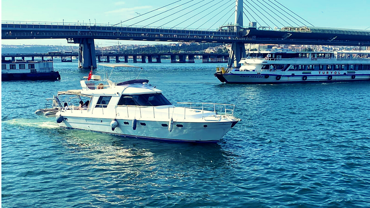 İstanbul: Bosphorus Private Yacht Cruise with Tea and Coffee 2