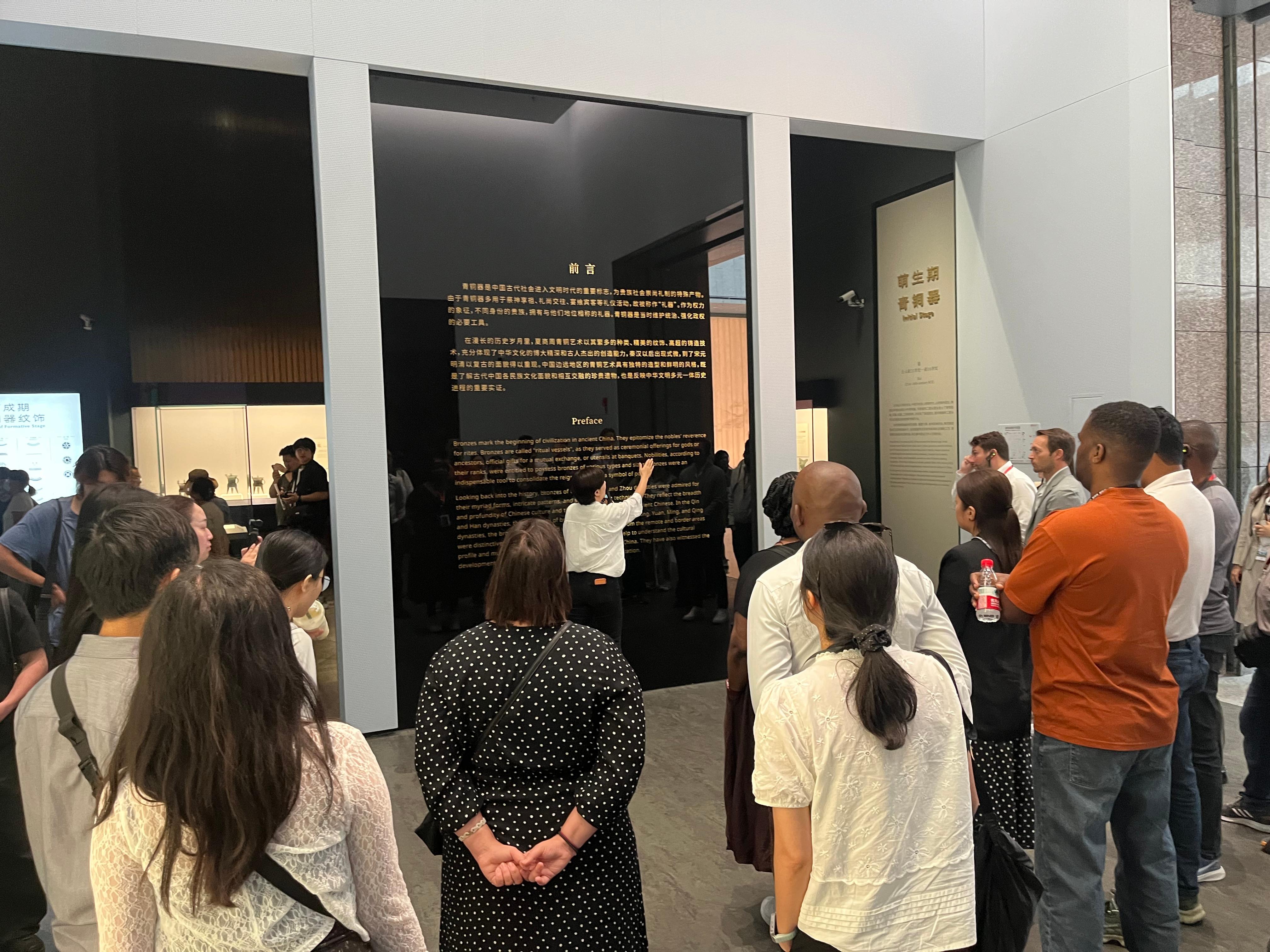 Shanghai: Private Guided Tour of Shanghai Museum East 2