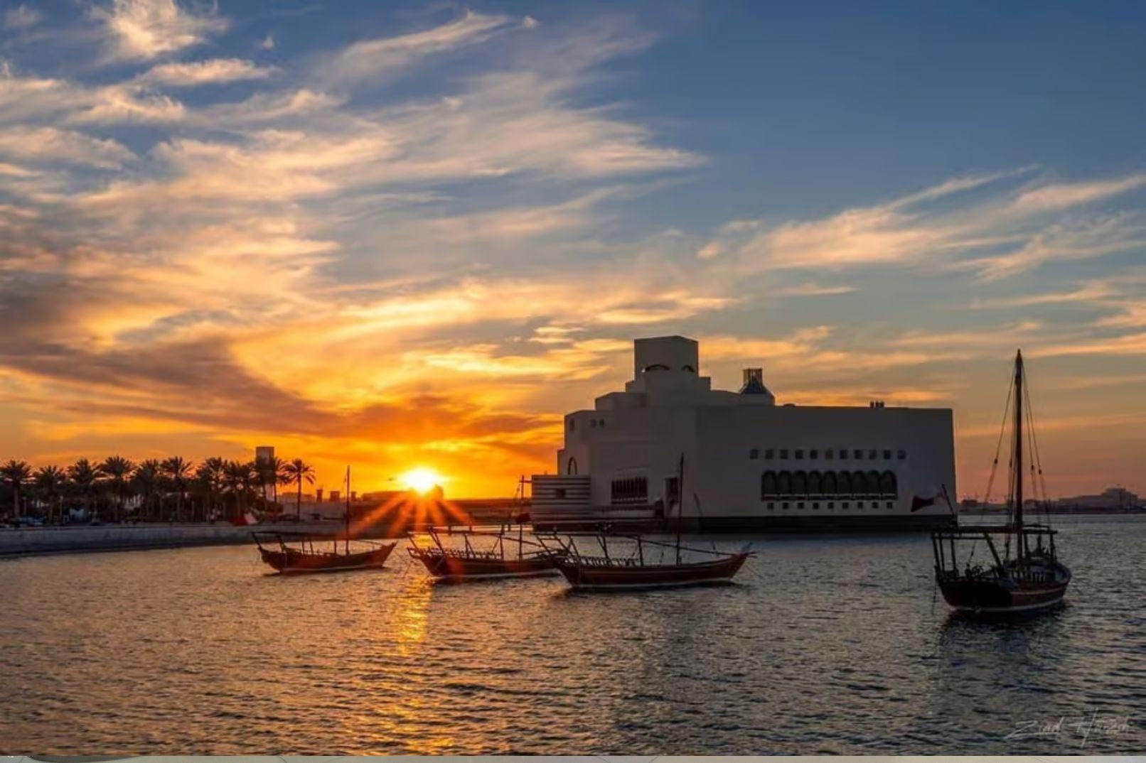 Qatar: Guided Skyline Traditional Dhow with Refreshments