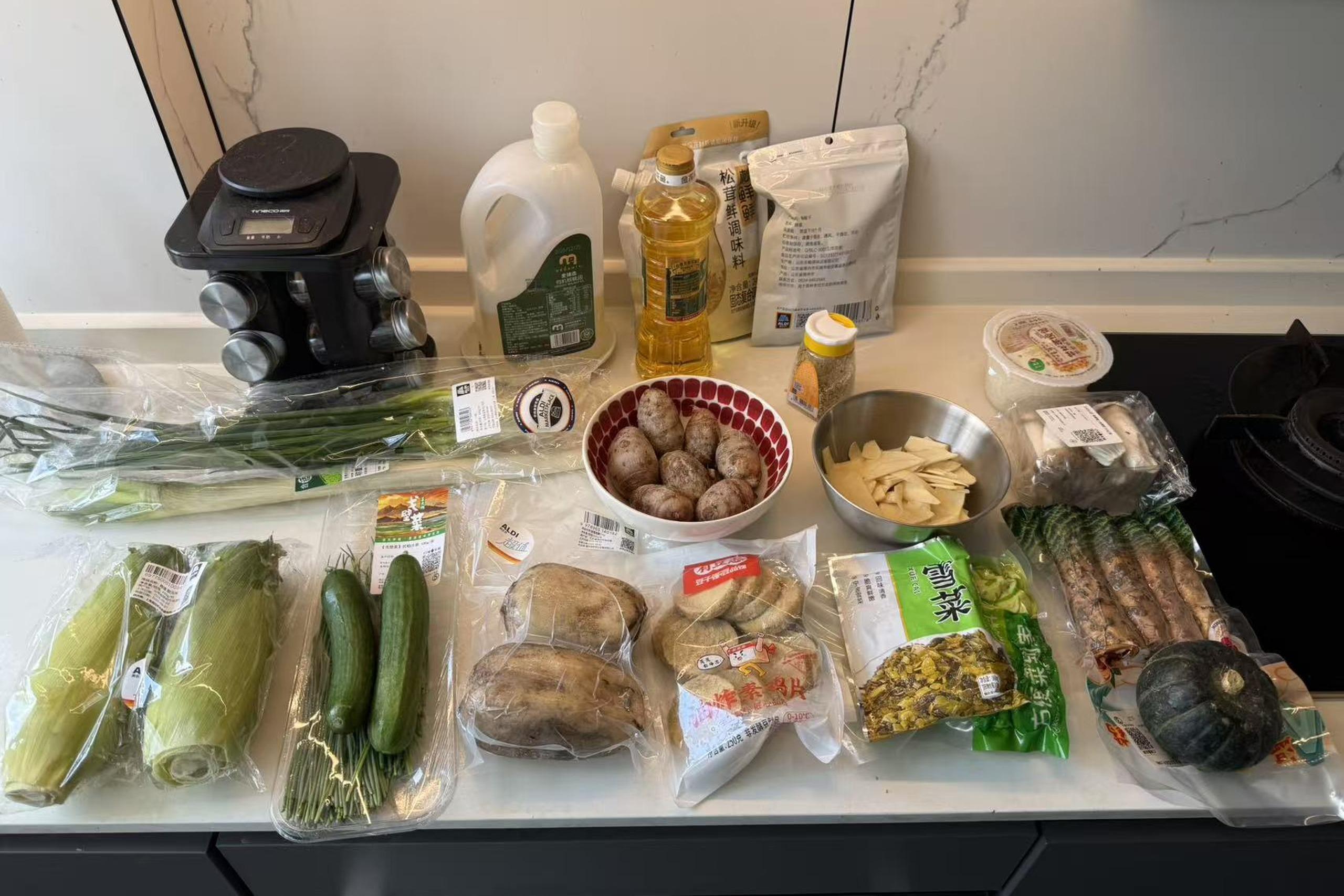 Shanghai: Home Cooking Class with a Ceramic Artist & Meal 2