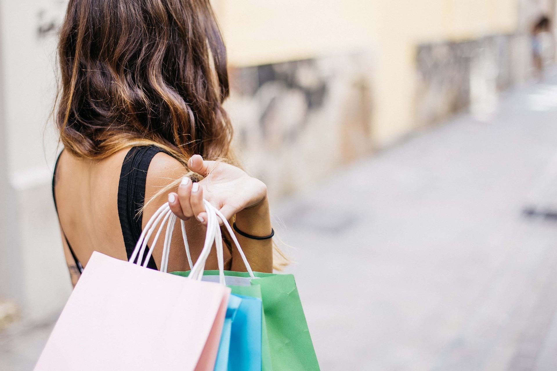 Dubai: Outlets Private Shopping Tour with Personal Stylist