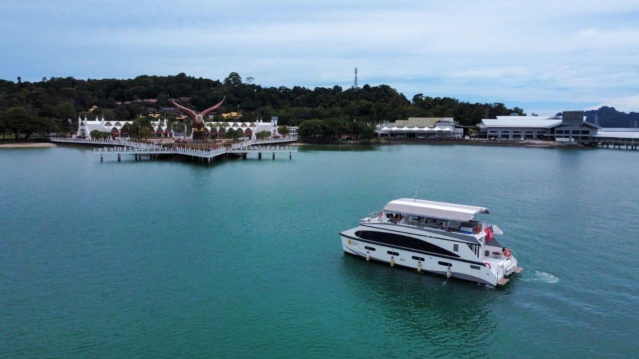Langkawi: Sunset Dinner Cruise with Buffet and Drinks 2