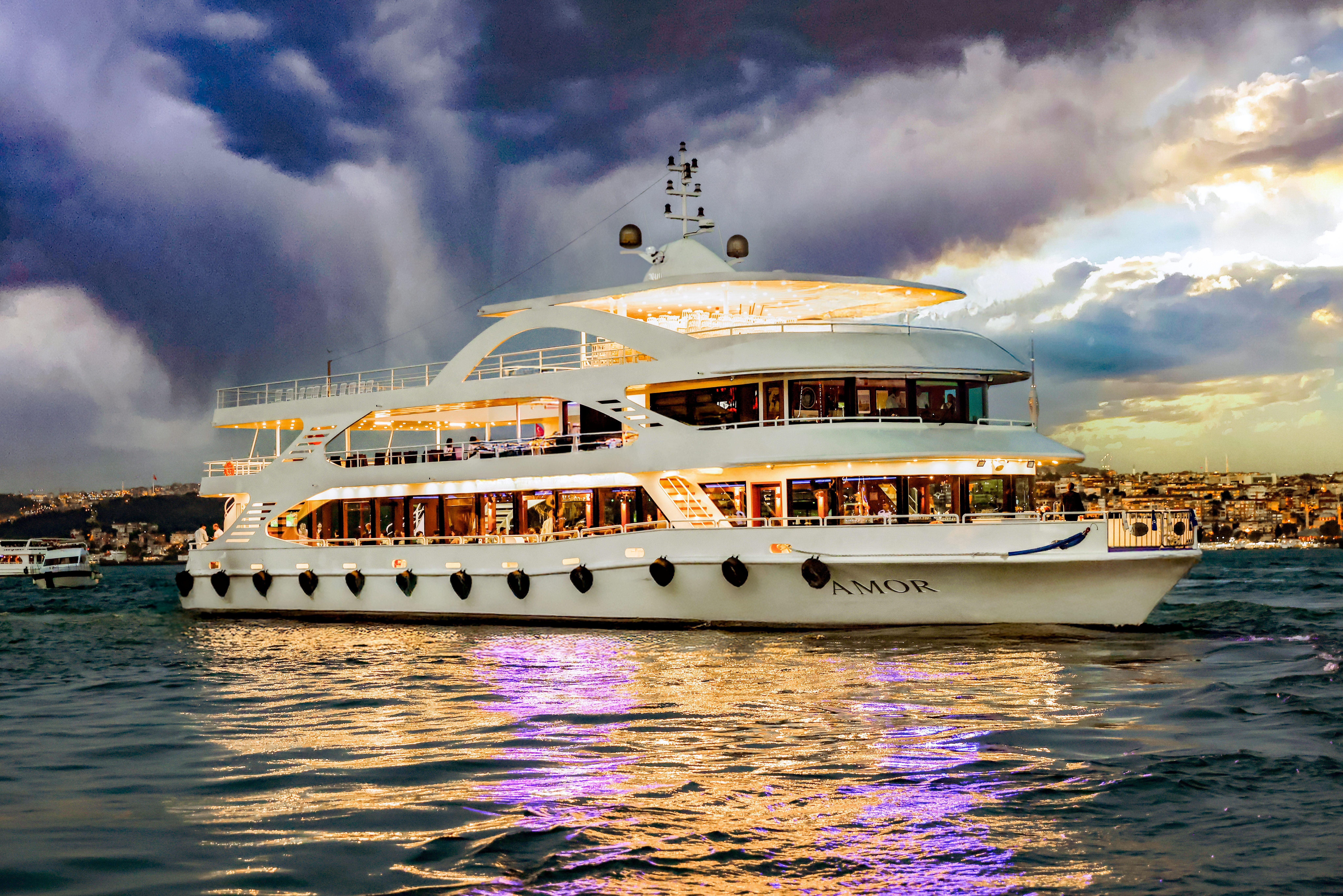 Istanbul: Bosphorus Lunch Cruise with Guide & Drinks