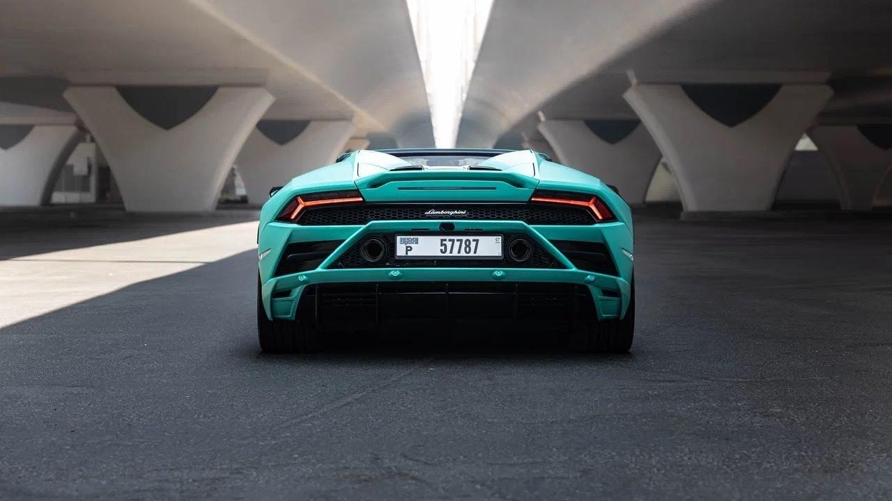 Experience Dubai in a Lamborghini 3