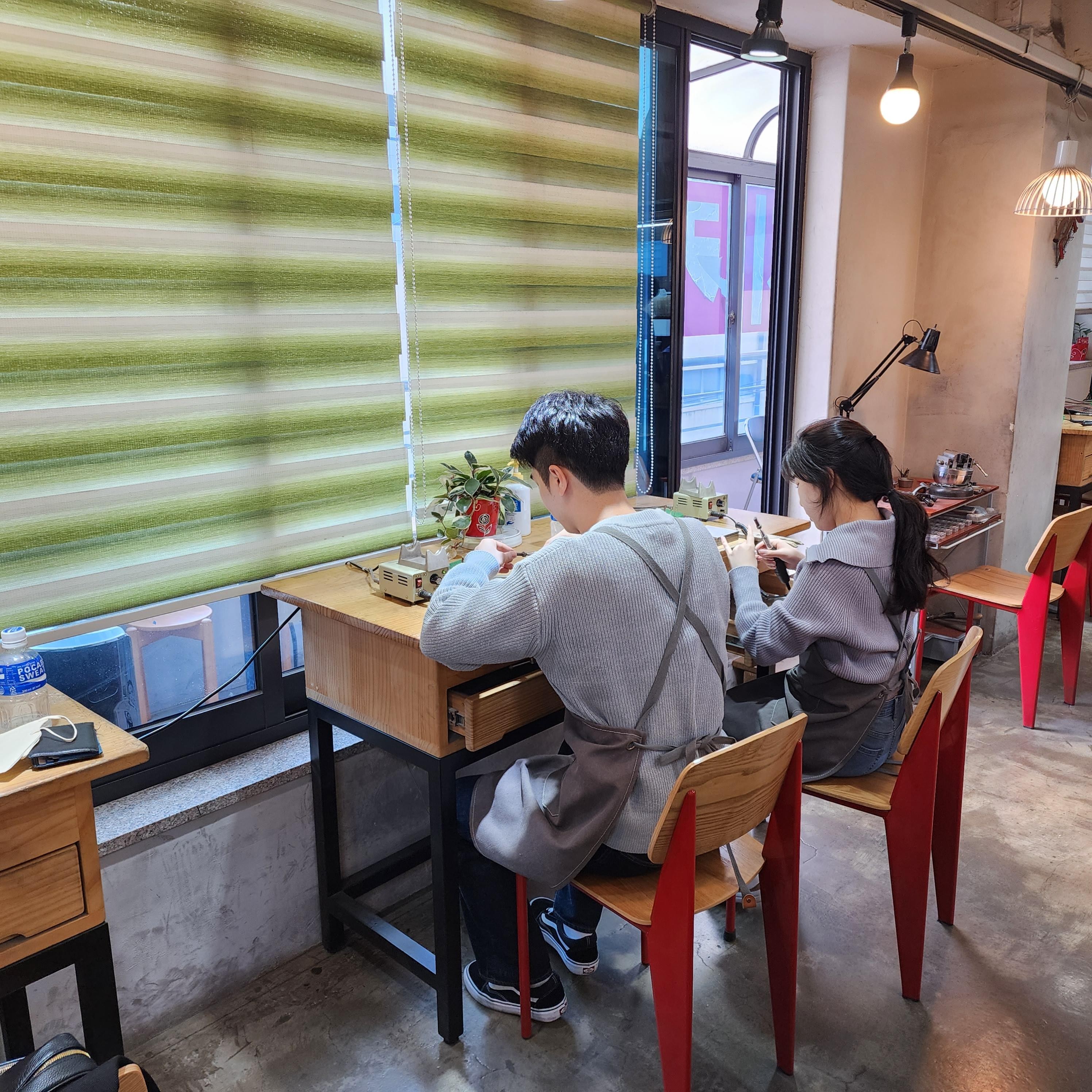 Seoul: Handmade Jewelry Workshop in Gangnam