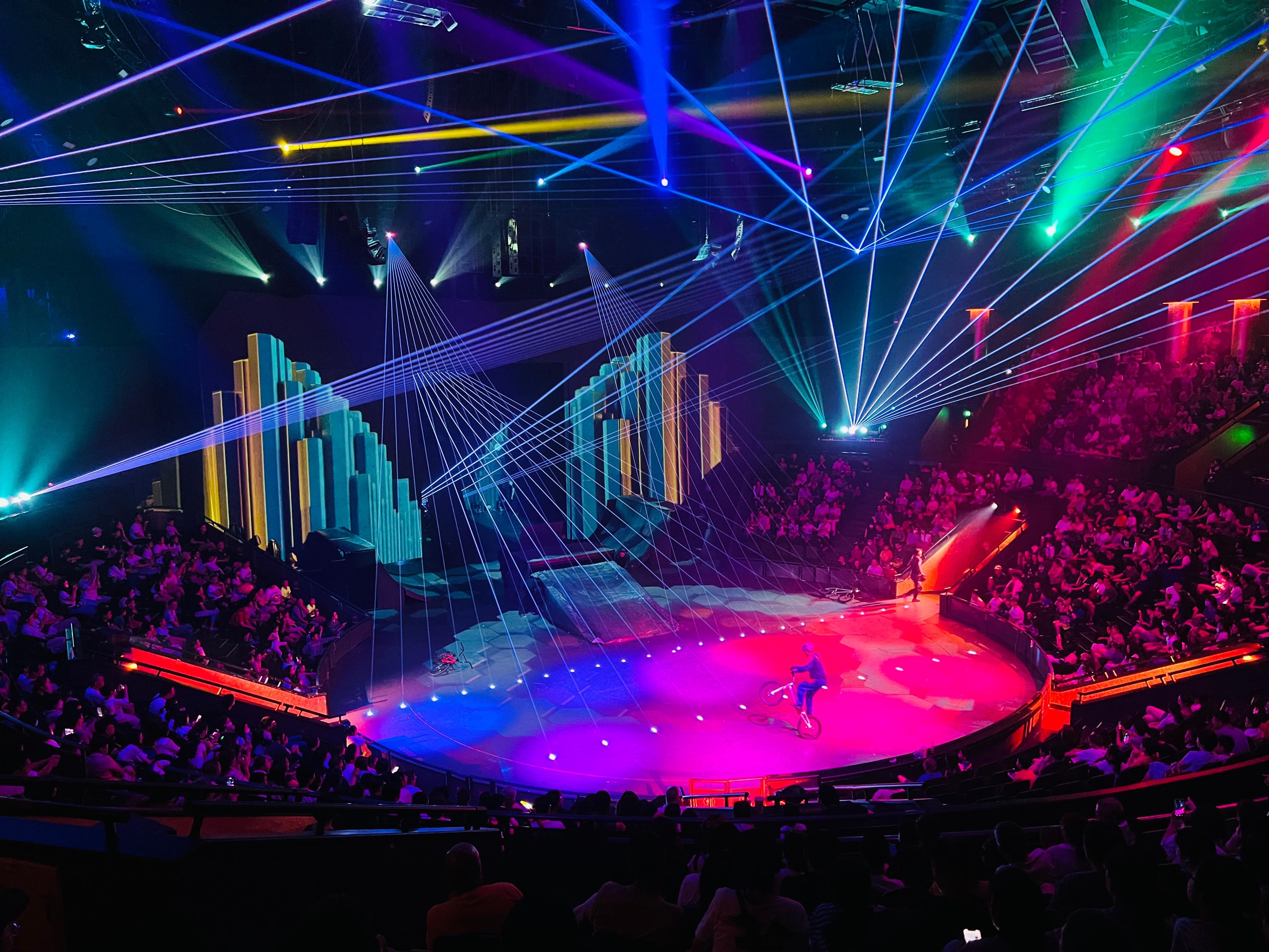 Shanghai Night Tour: Acrobatic Show and Market Shopping 3