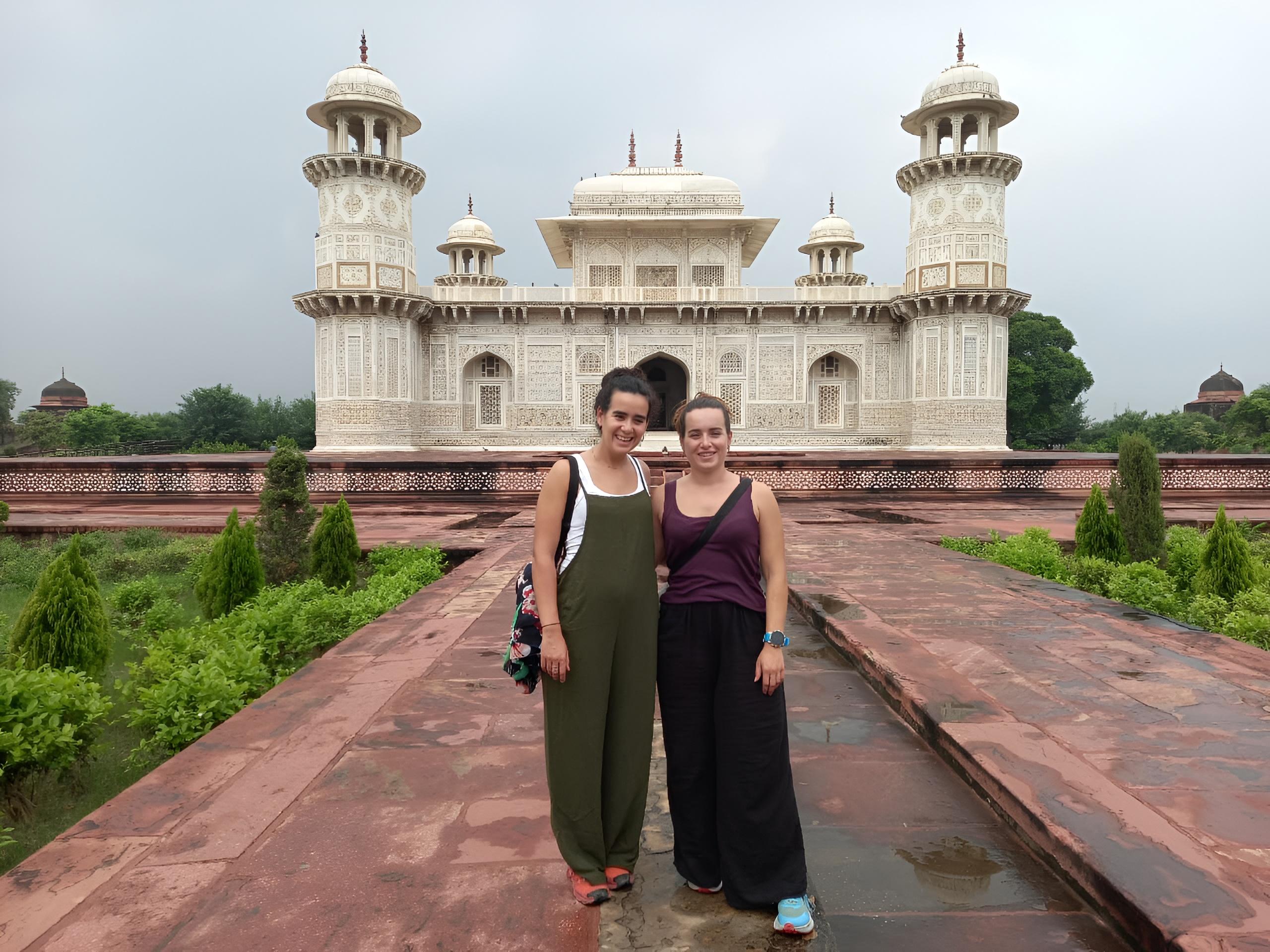 Agra Fort: Baby Taj & Mehtab Bagh Guided Tour with Transfers