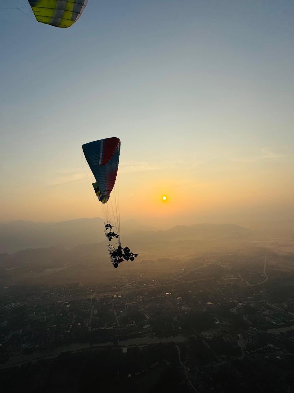 Vang Vieng: Paramotor Sky Tour with Hotel Pickup 3