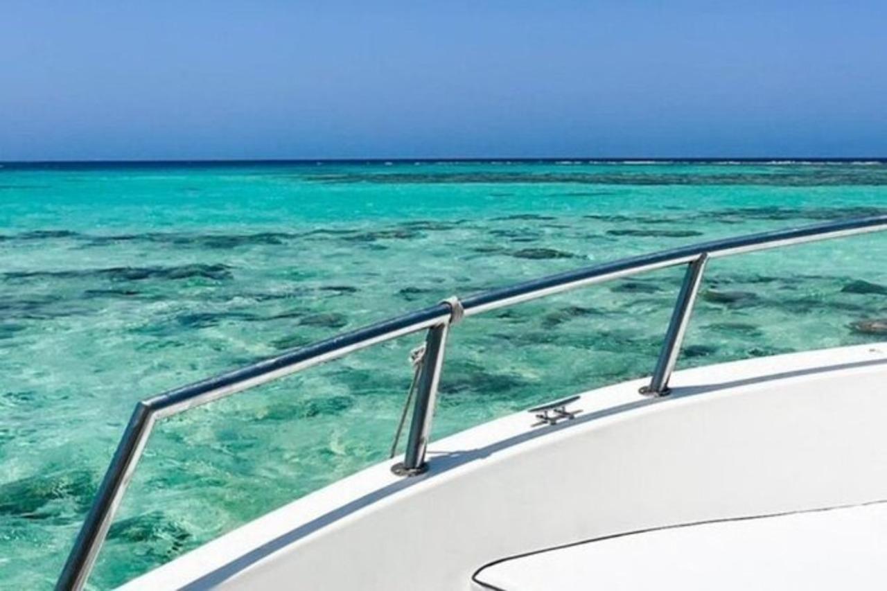 From Jeddah: Private Red Sea Boat Tour to Bayada Island