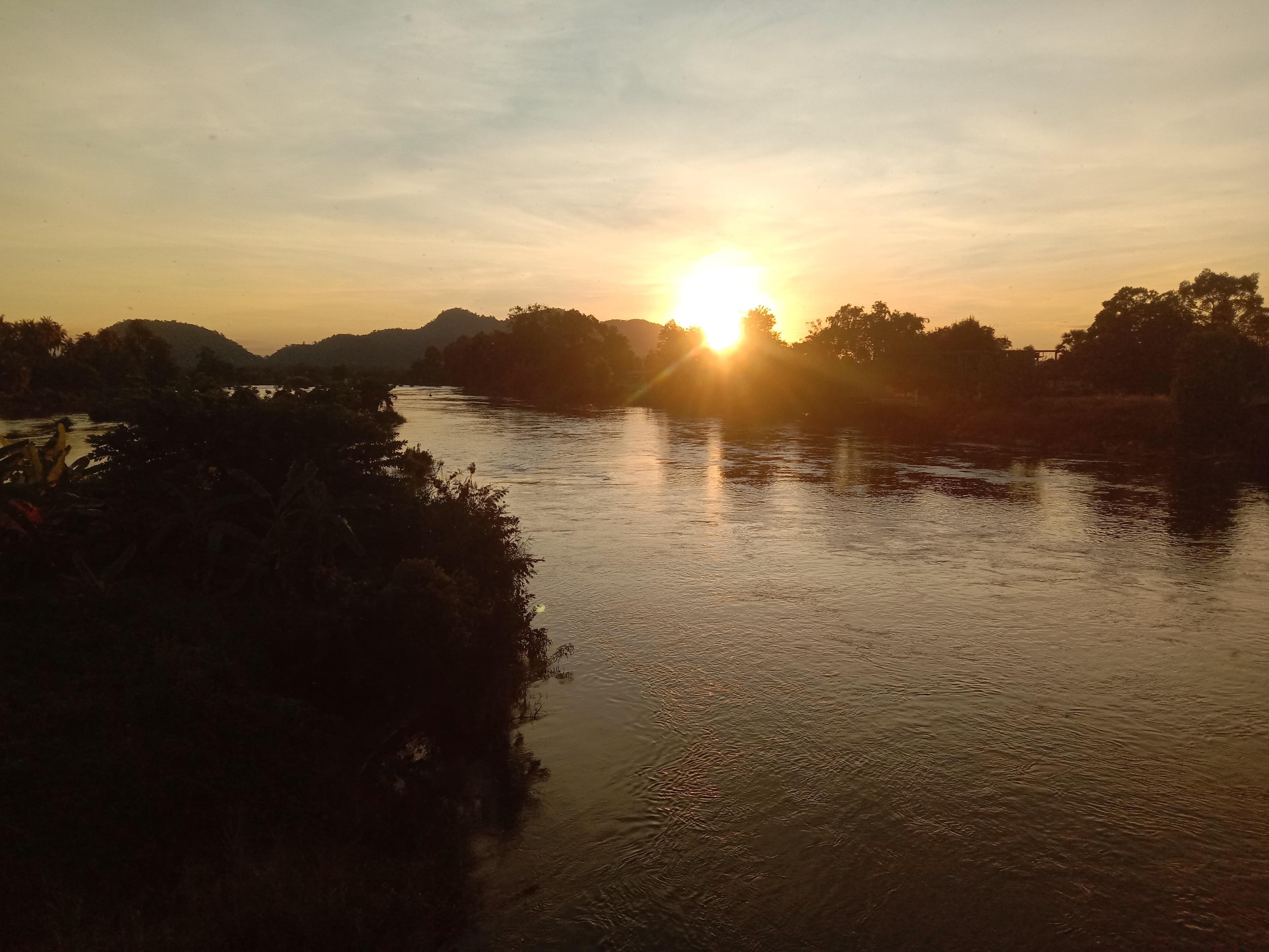 Champasak City: Private Sunset Cruise + Traditional Food Tasting