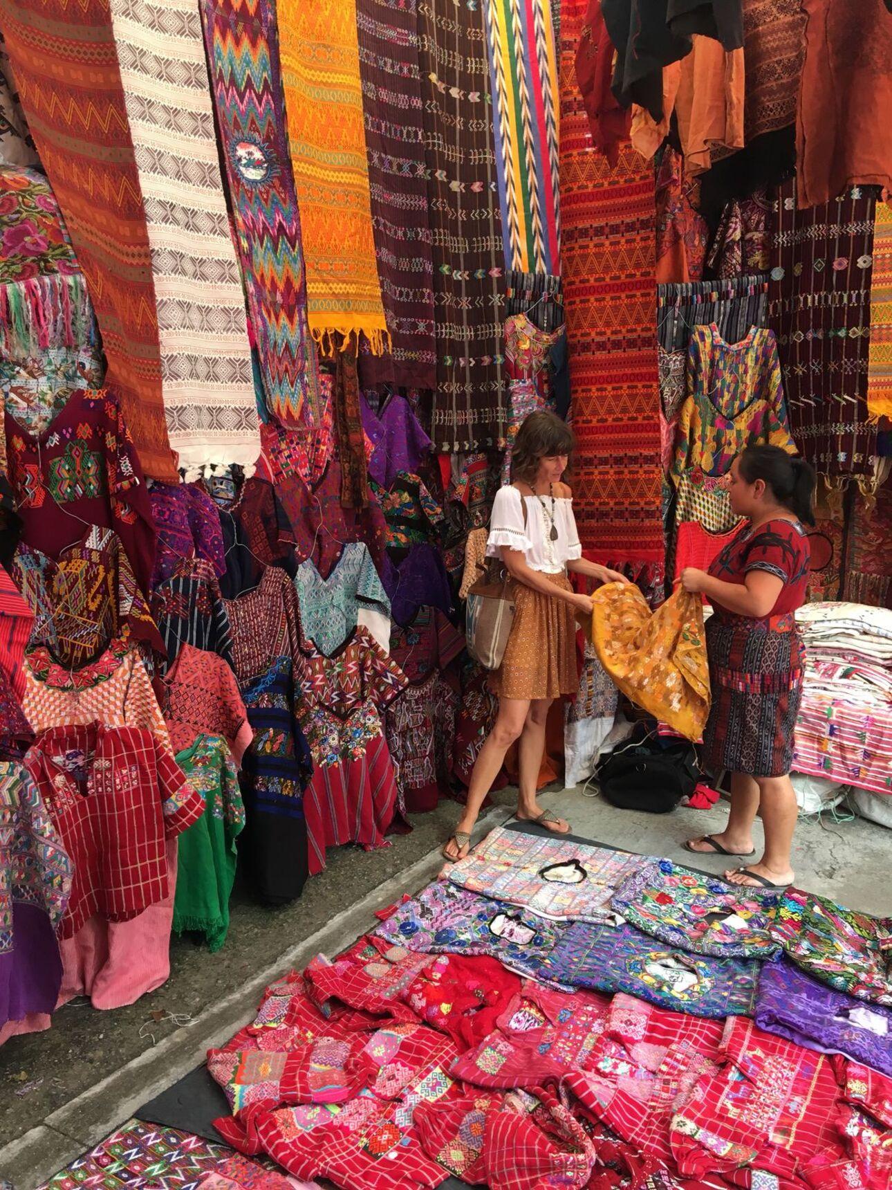 Delhi: Guided Shopping Tour with a Female Expert 3