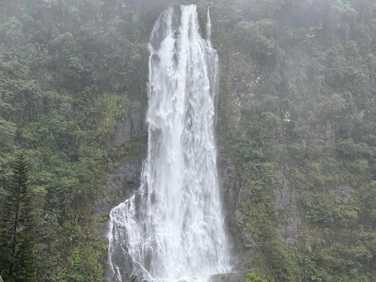 From Taipei: Wulai Waterfall, Old Street & Hot Spring Tour 2