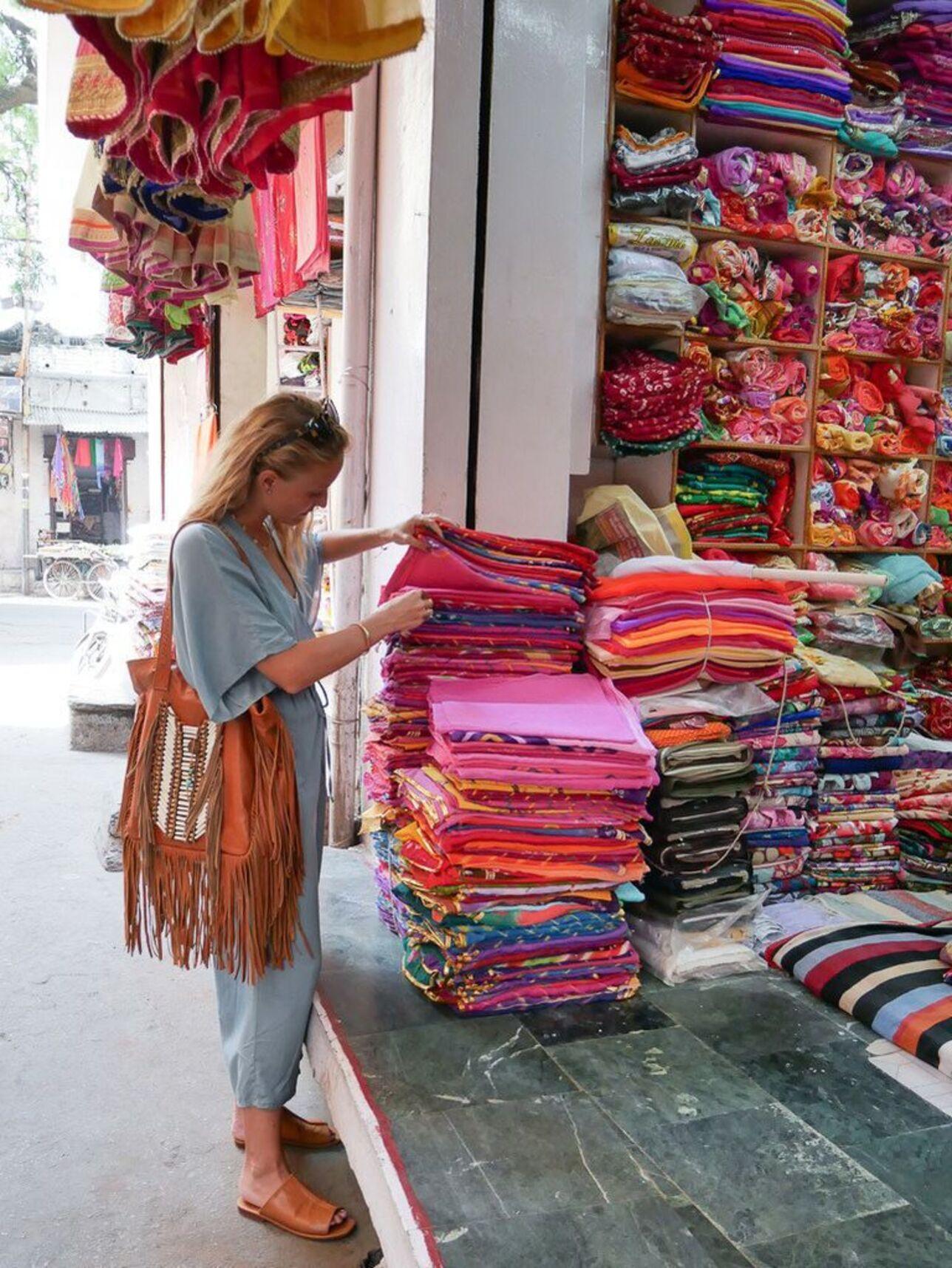Delhi: Personalized Shopping Tour with Female Expert 3