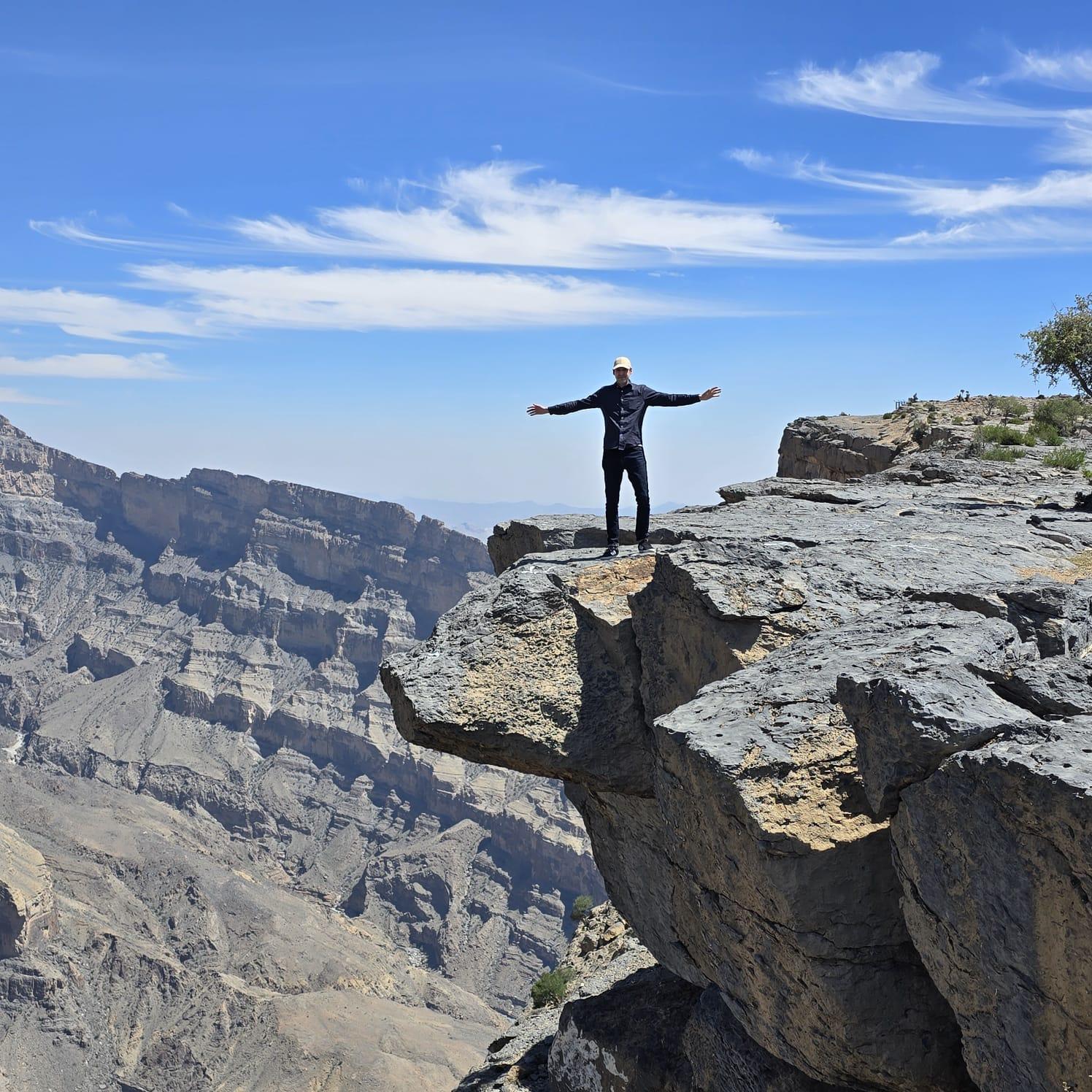 From Muscat: Nizwa Fort, Al Hamra & Jebel Shams Shared Tour