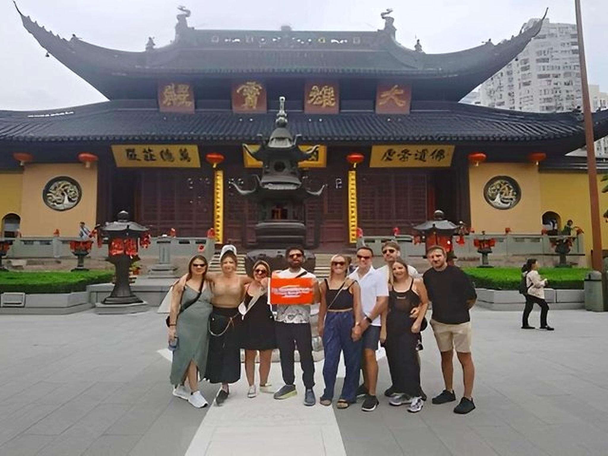 Shanghai: Private City Tour with Spanish/Portuguese Guide