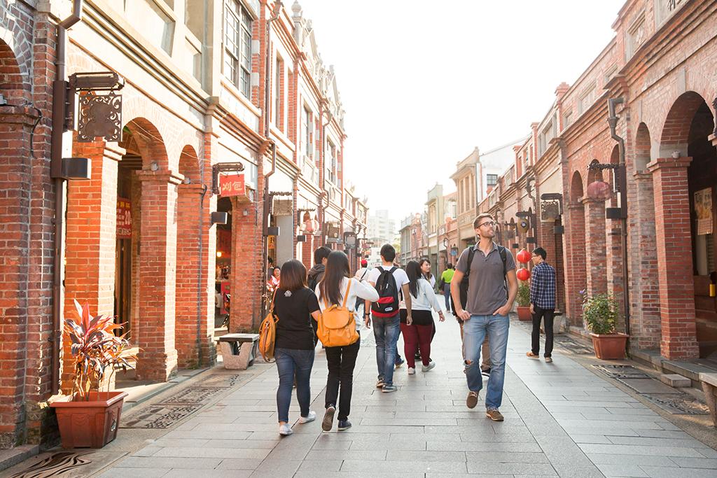 From Taipei: Private Sanxia Old Town & Yingge Pottery Tour 2