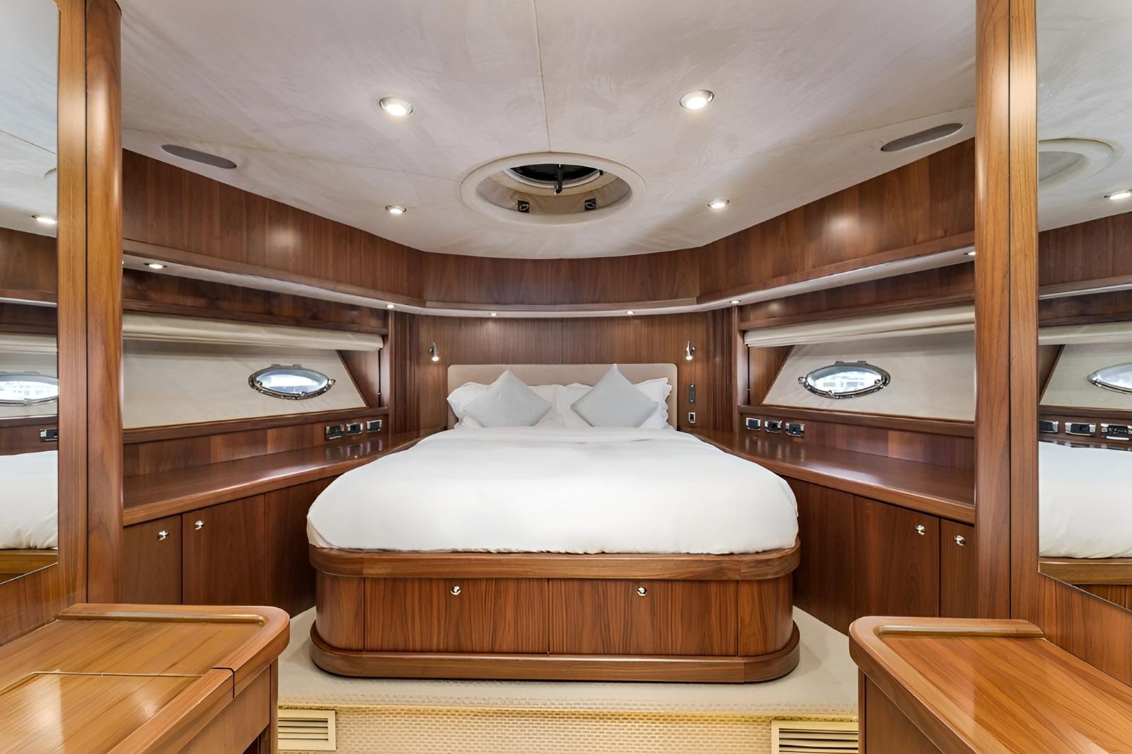 Ultra Luxury 2 hrs Private 84-Foot Sunseeker Yacht Charter