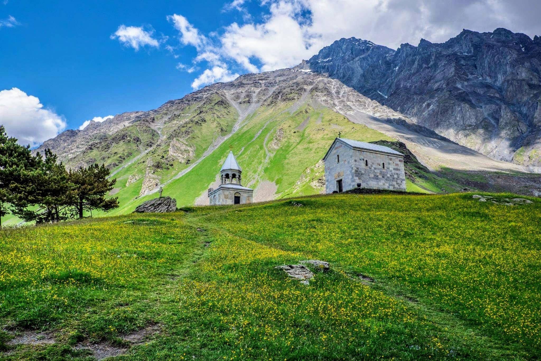 Kazbegi: Private 4x4 Tour to Elia Monastery — guided tour in Kazbegi