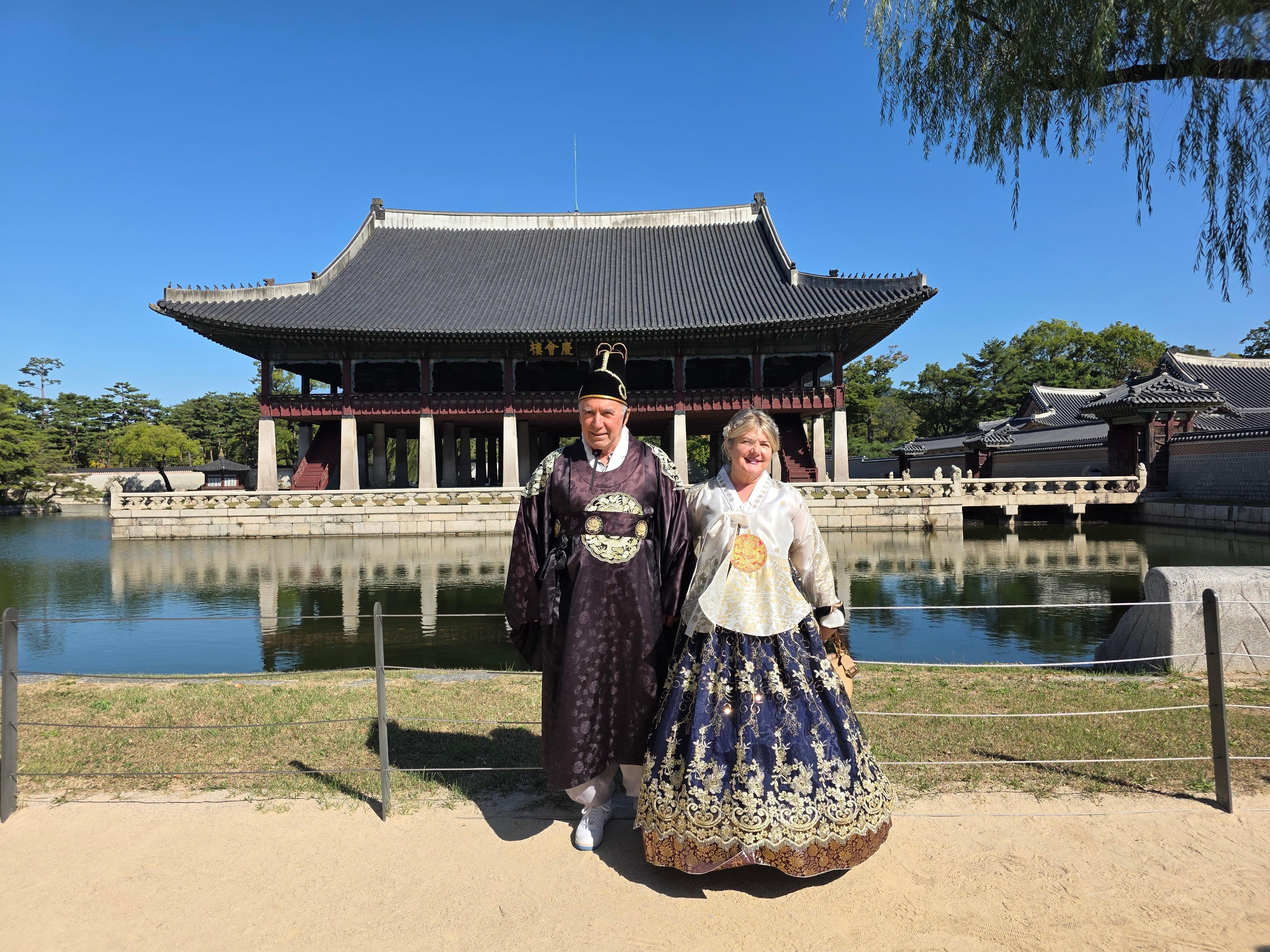 Seoul: Gyeongbokgung Tour with Hanbok as a King or Queen 2