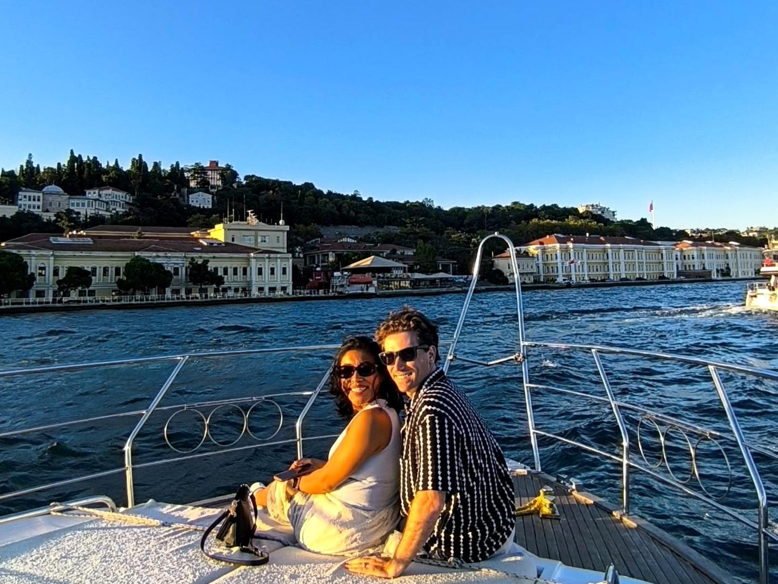 Istanbul: Bosphorus Sunset Yacht Tour With Guide & Snacks