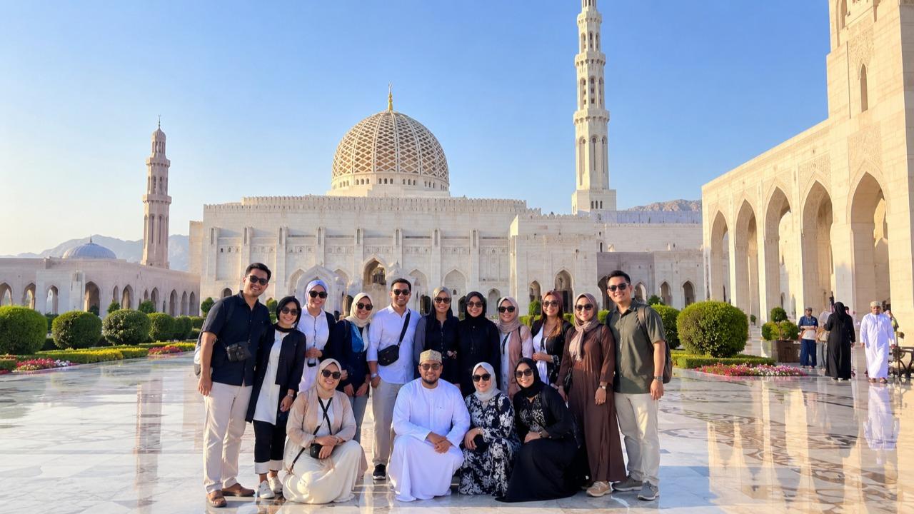Muscat: Full-Day Shared Mosque, Coast & Market Tour