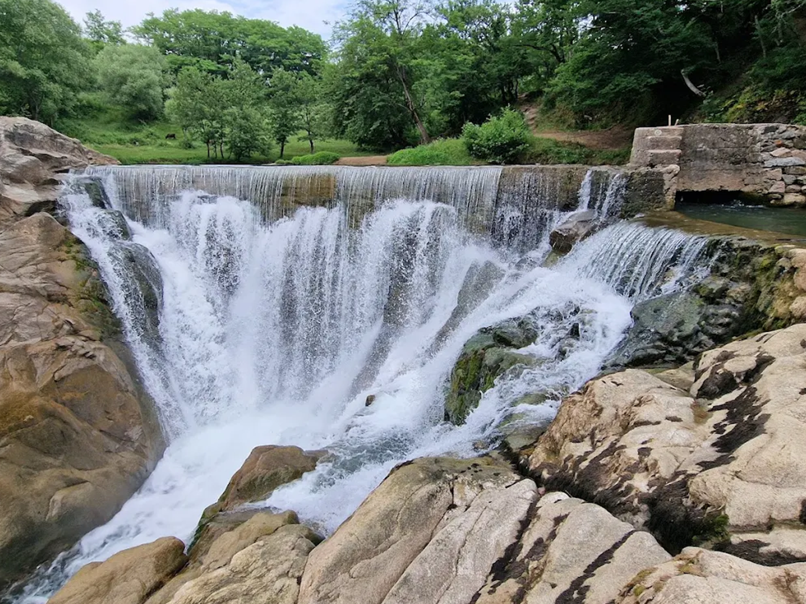 Kutaisi: Navenakhevi, Dzevri, Katskhi Pillar & 2 Waterfalls 3