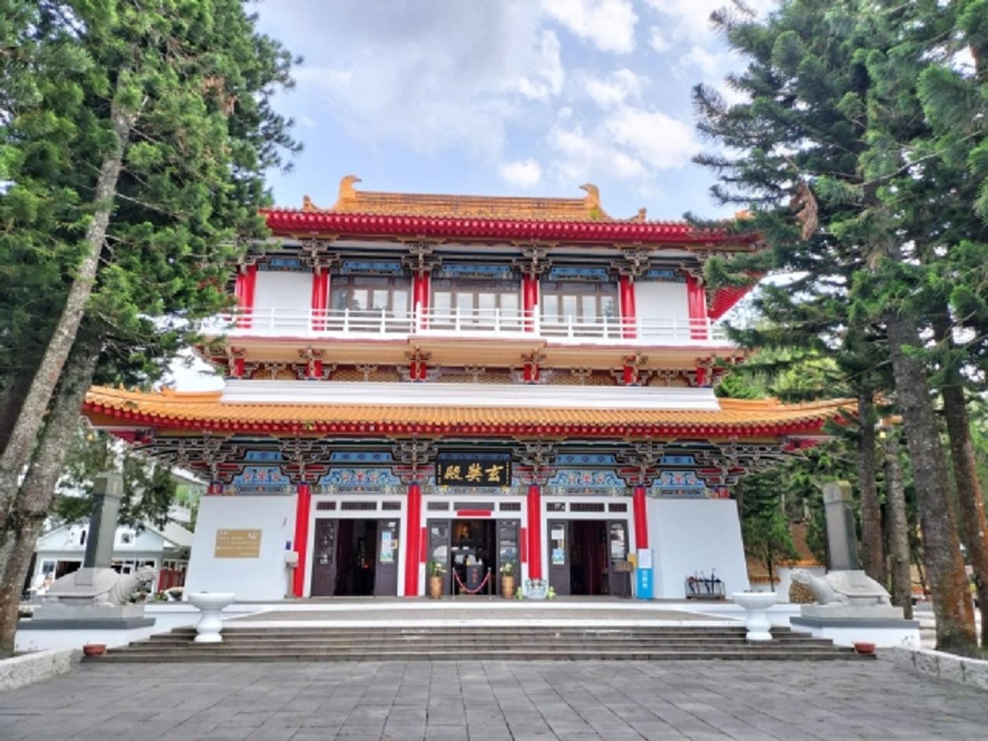 From Taipei: Sun Moon Lake, Temples and Tea Factory Day Trip 2