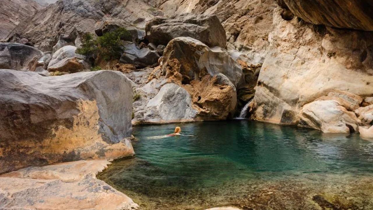 From Muscat: Wadi Qarawi Half-Day Trip with Hotel Pickup 2